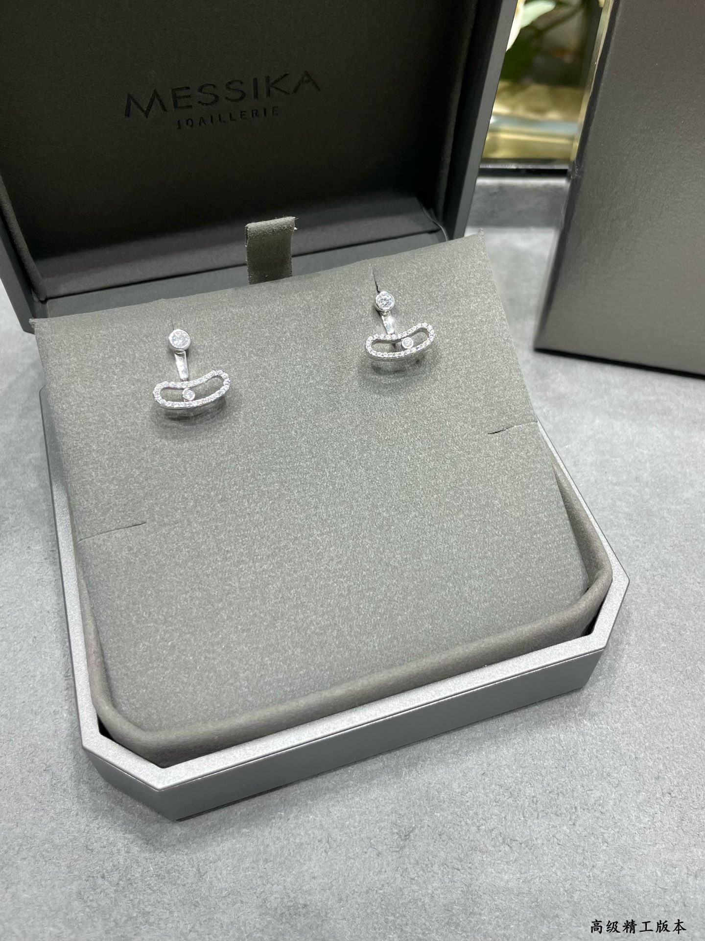 messika curved single Di*m*nd stud earrings