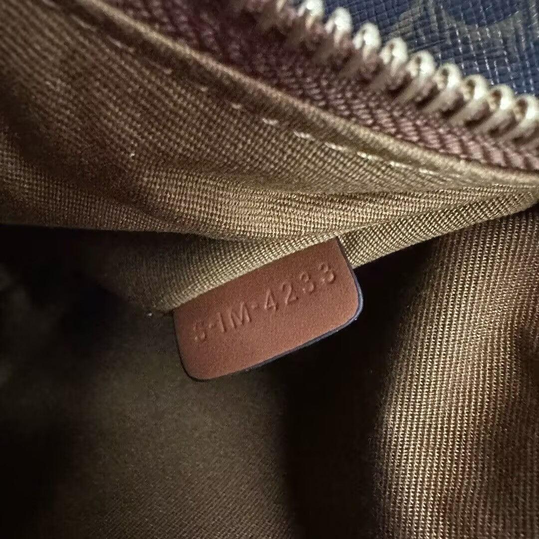 Ce**e SMALL HELOÏSE BAG IN TRIOMPHE CANVAS AND CALFSKIN 19x22x5cm