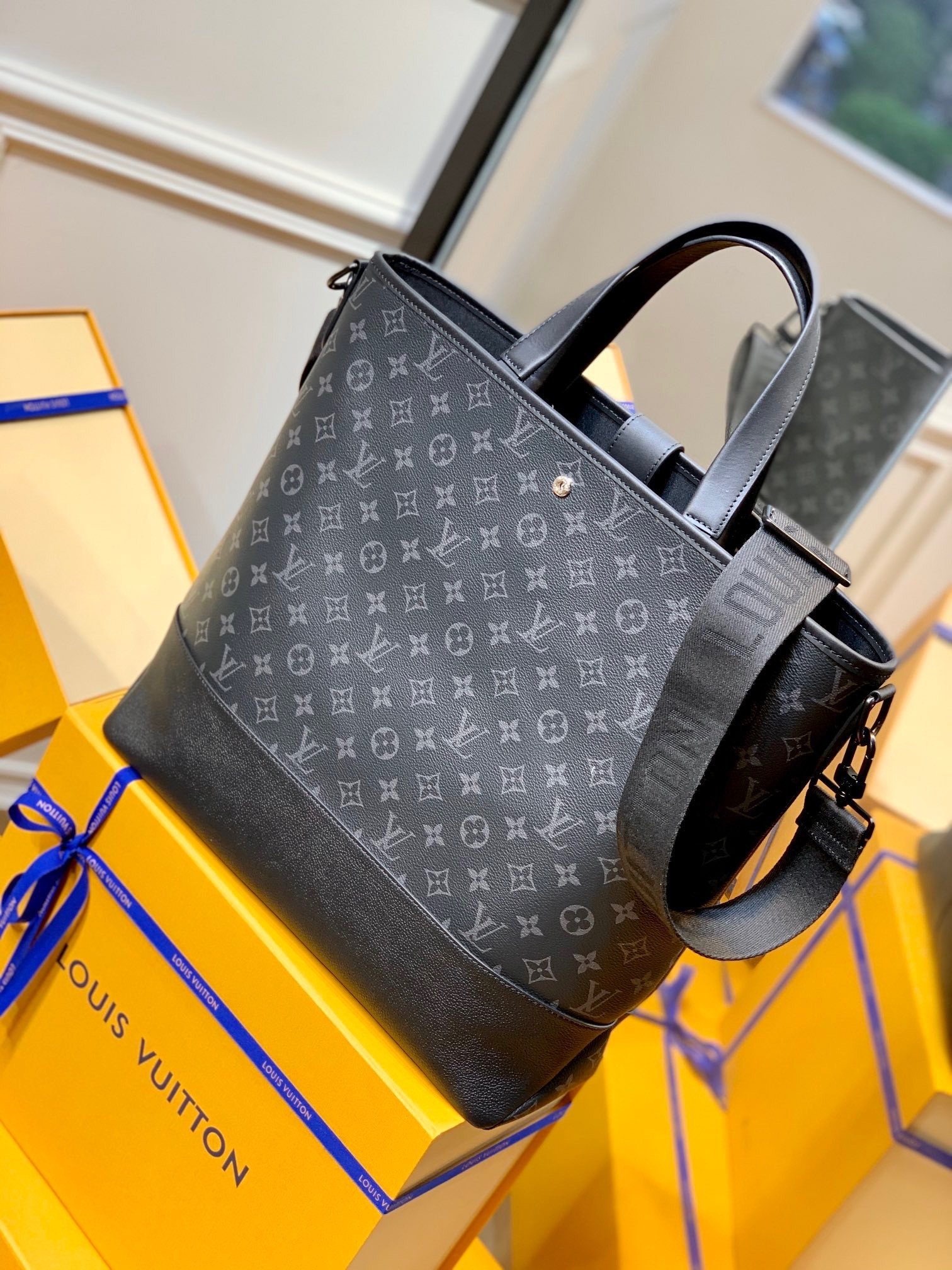 LV SAUMUR TOTE M45914