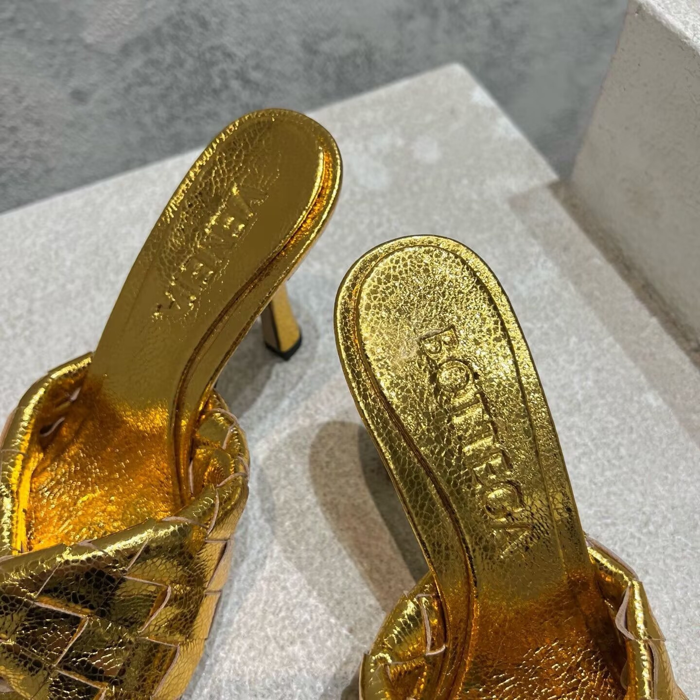 UA Bo*te*ga Ve*ne*ta Blink Slides