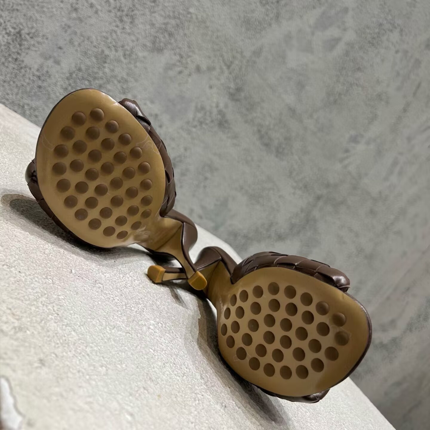 UA Bo*te*ga Ve*ne*ta Blink Slides