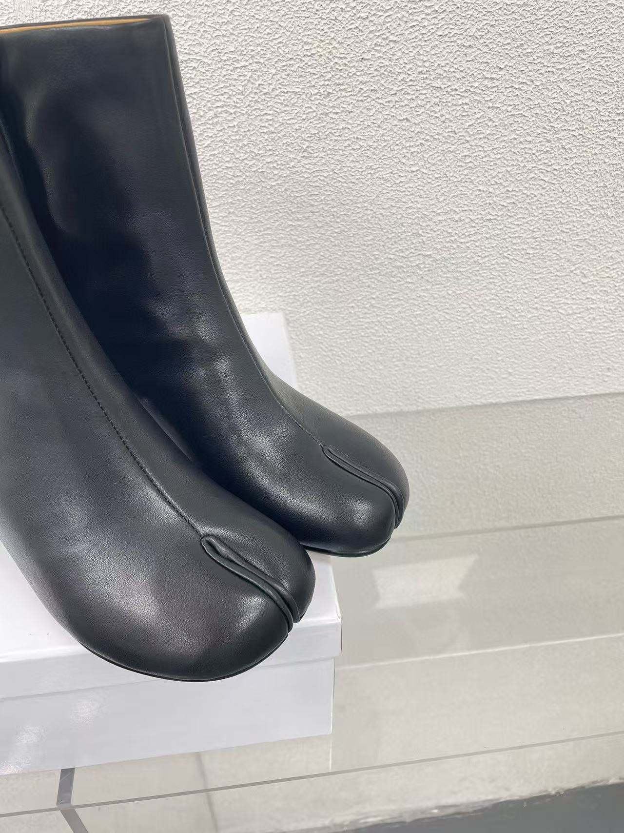 ua ma*s*n Ma*i*la tabi ankle boots