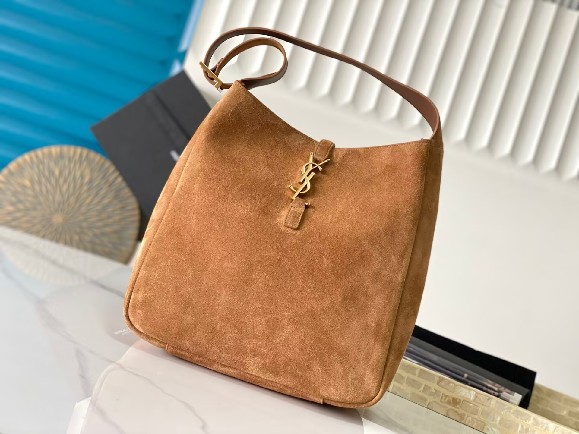 Y*L LE 5 À 7 S*pPLE LARGE IN SUEDE 30 X 31 X 13 CM