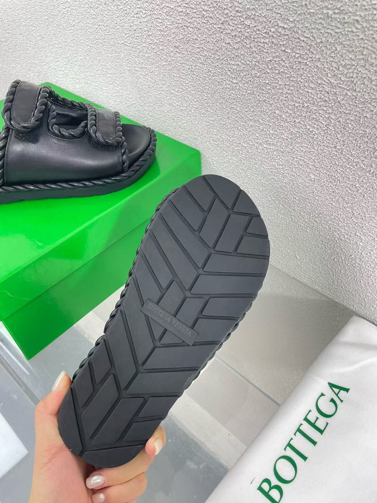 UA Bo*te*ga Ve*ne*ta Slide