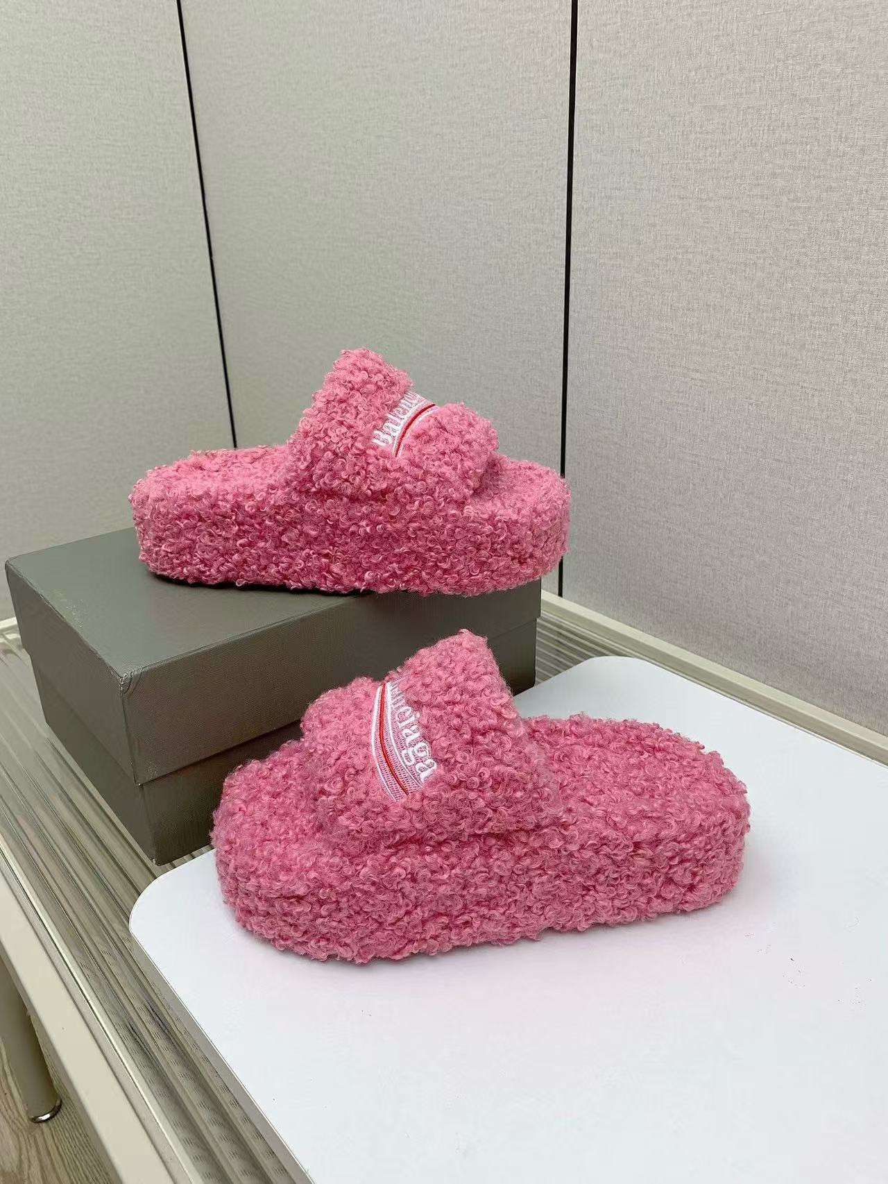 UA Ba*len*cia*ga SLIDE