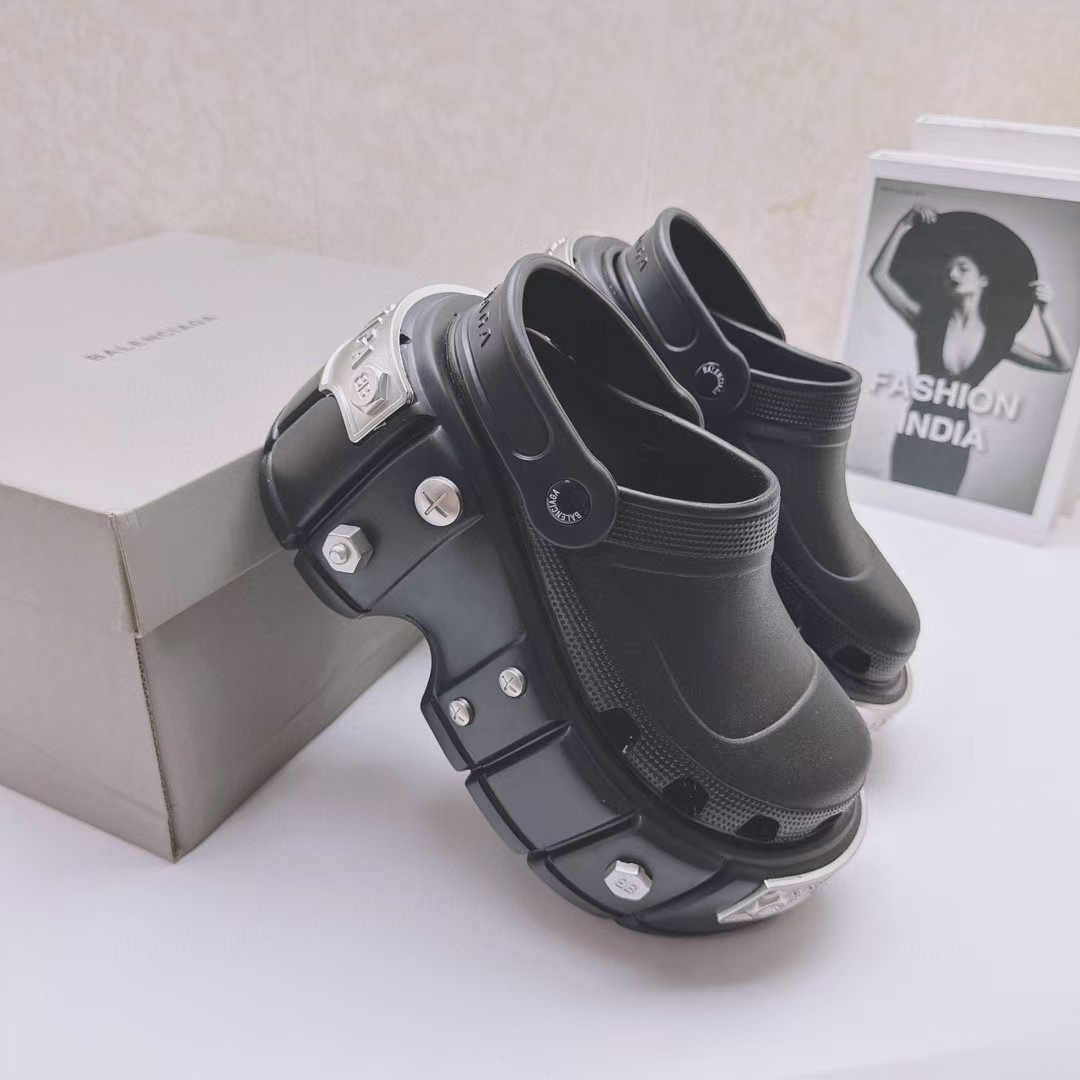 UA Ba*len*cia*ga Slide