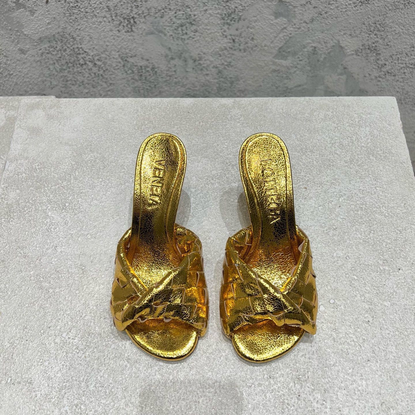 UA Bo*te*ga Ve*ne*ta Blink Slides