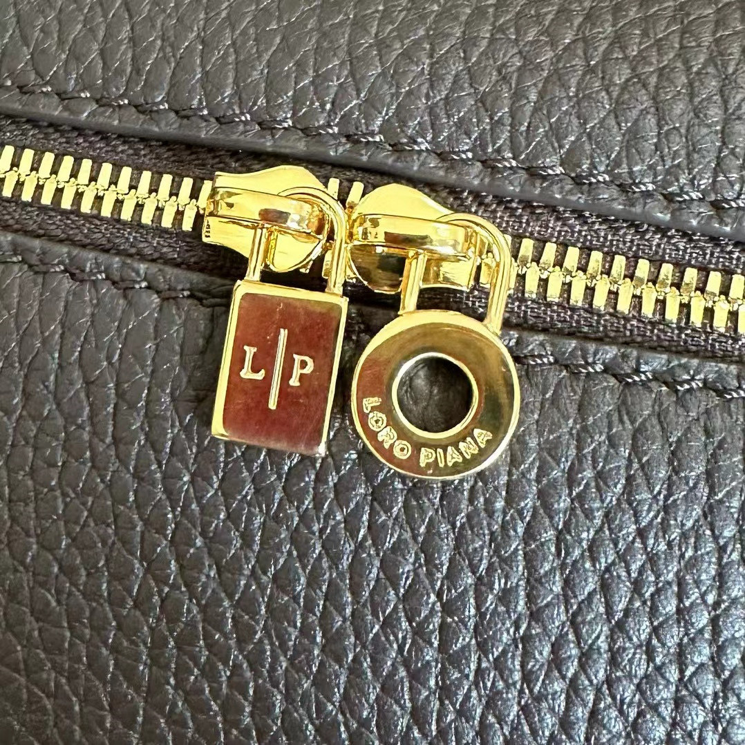 L**o p*ana Extra Pocket L19 Grained Calfskin 11 x 19 x 6.5 cm