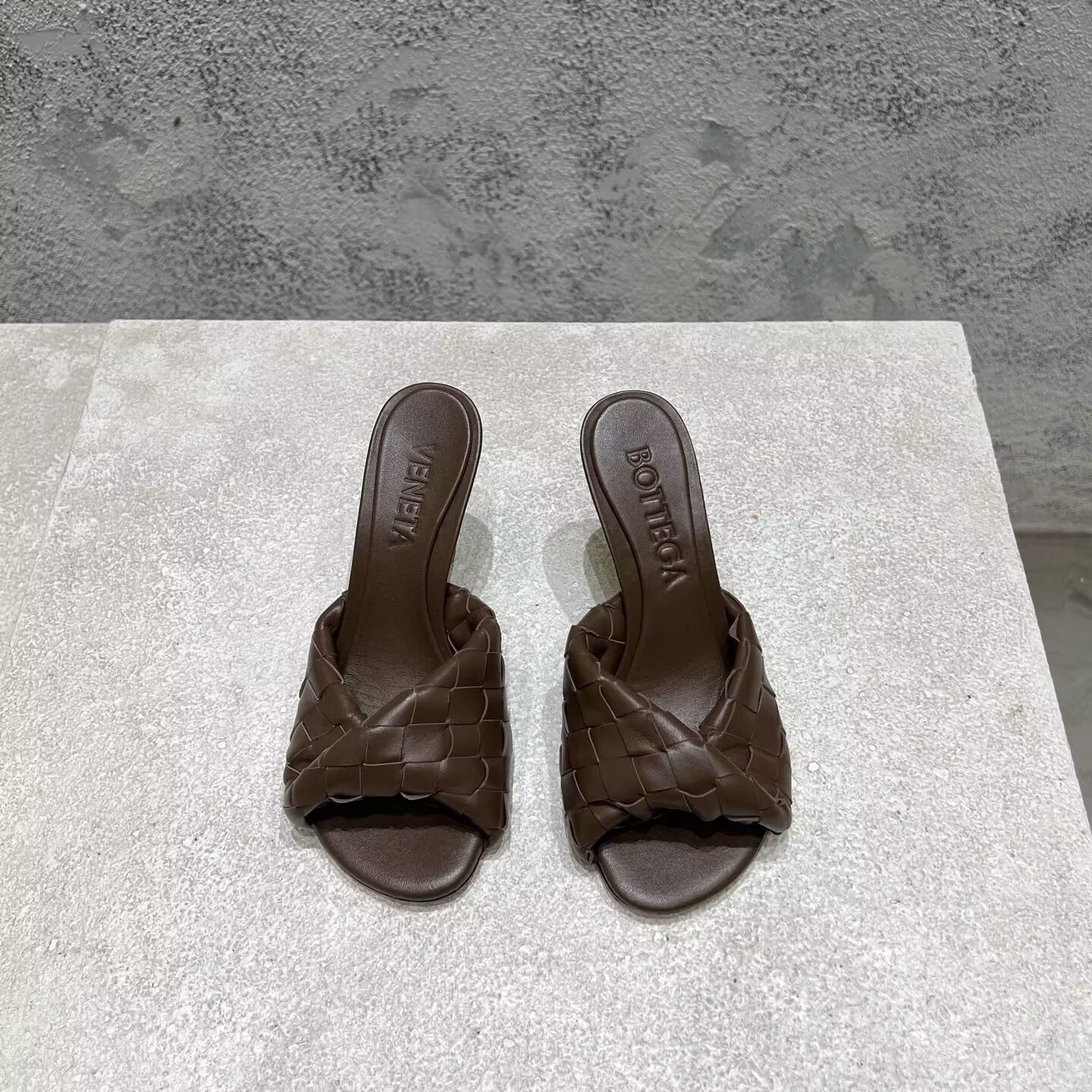 UA Bo*te*ga Ve*ne*ta Blink Slides