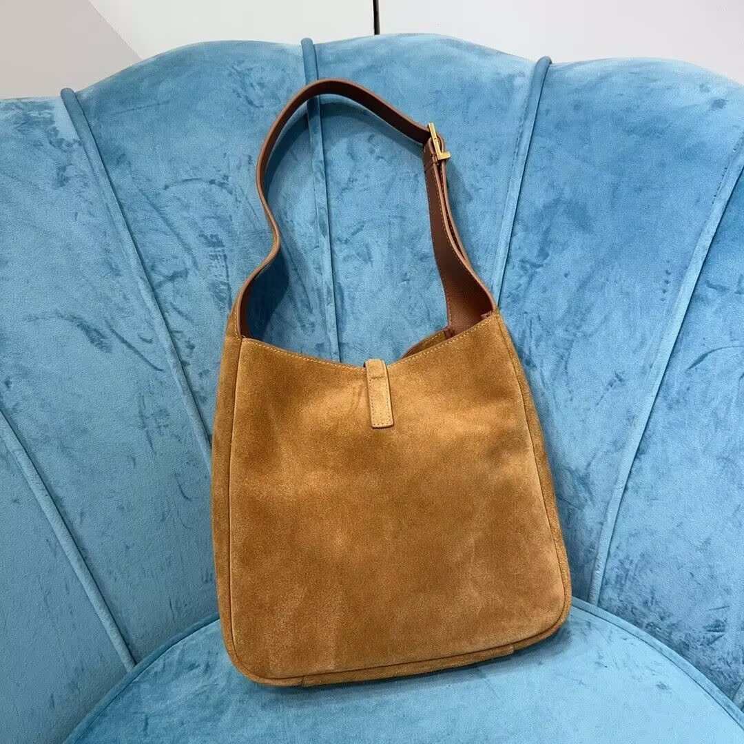 Y*L LE 5 À 7 S*pPLE IN SUEDE 23x22x8.5cm