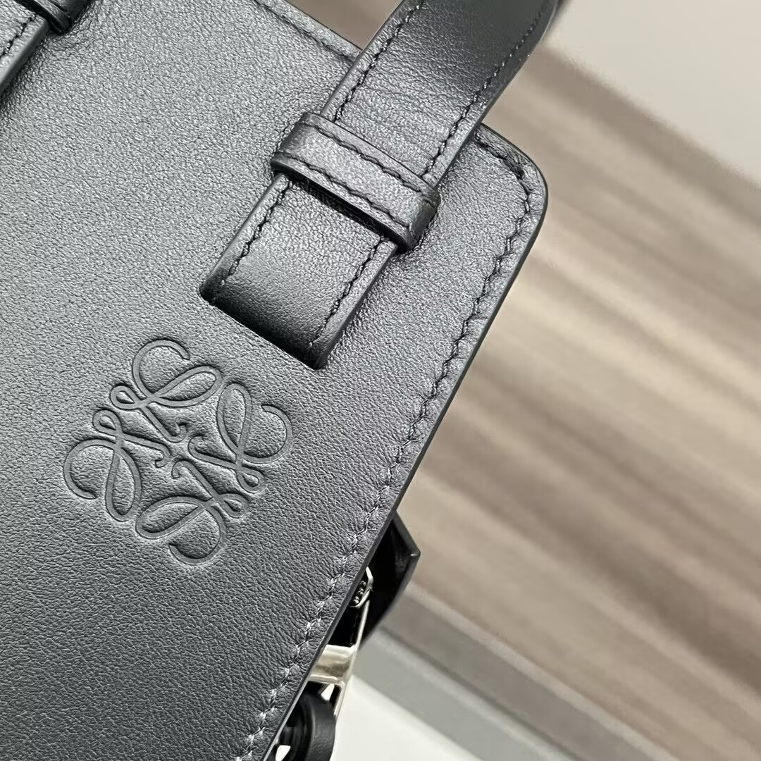 L0ew* Compact Hammock bag in classic calfskin 20.8x14.4x19.5cm