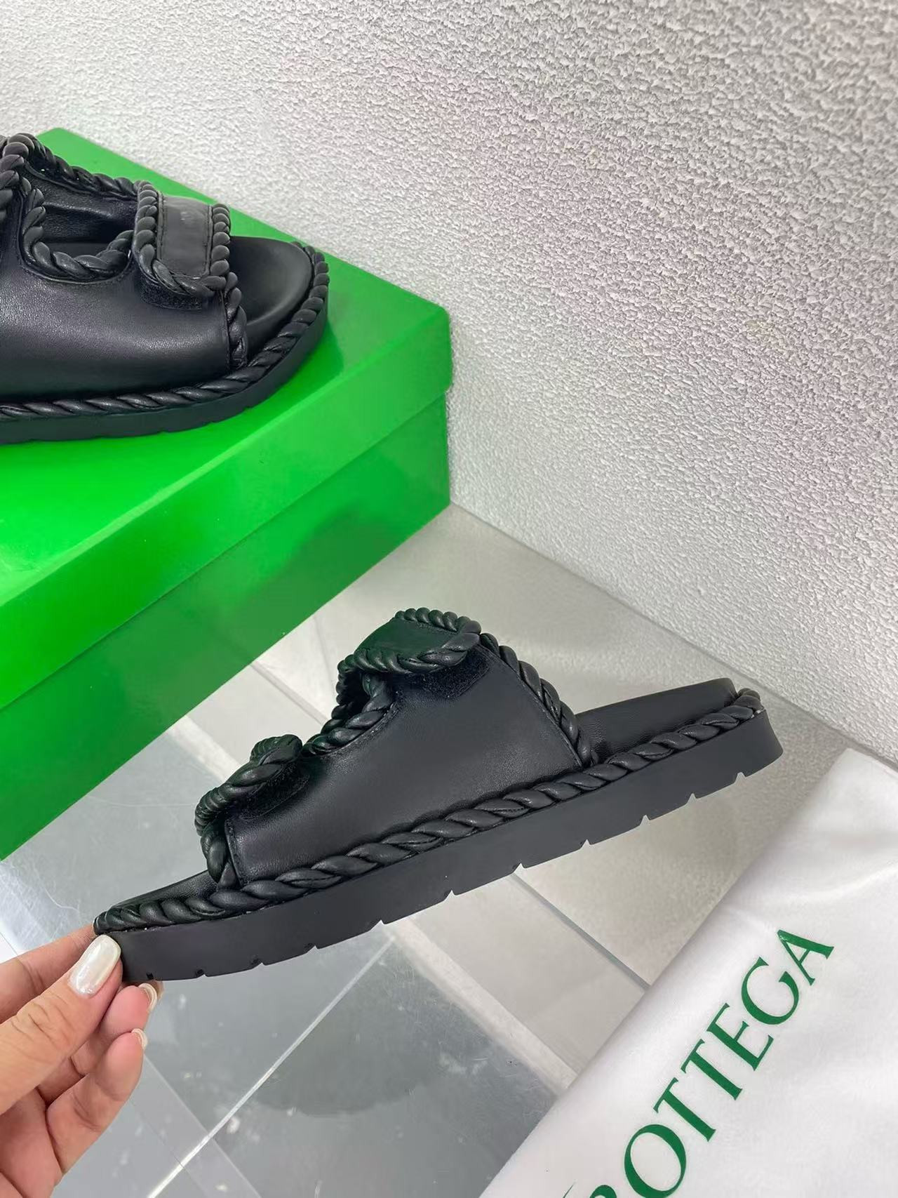 UA Bo*te*ga Ve*ne*ta Slide