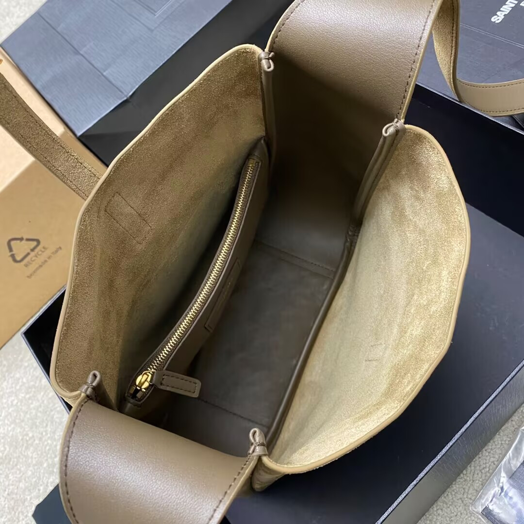 Y*L LE 5 À 7 S*pPLE IN SUEDE 23x22x8CM