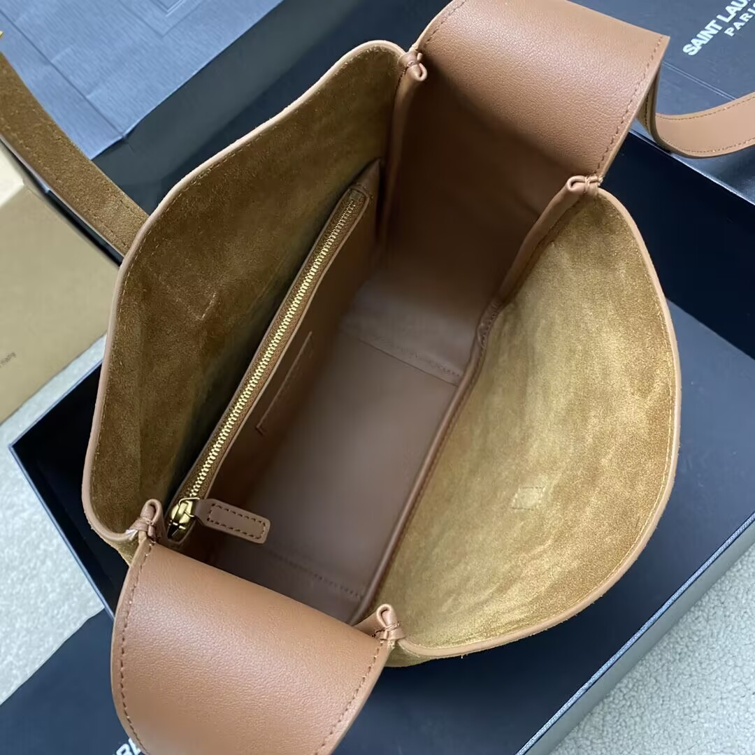 Y*L LE 5 À 7 S*pPLE IN SUEDE 23x22x8CM