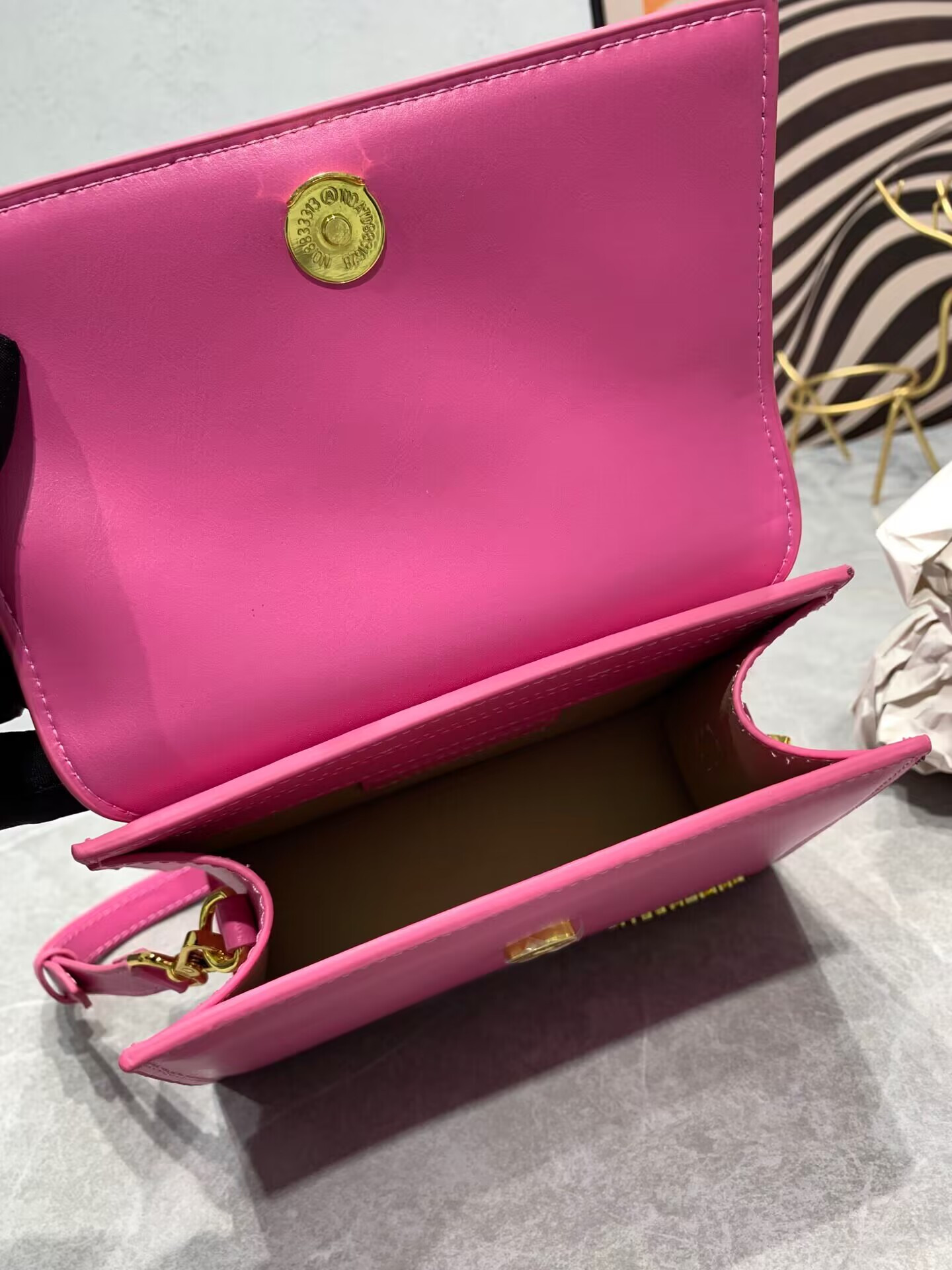 JACQUEMUS Le Chiquito moyen LES CLASSIQUES  20×15.5×8cm