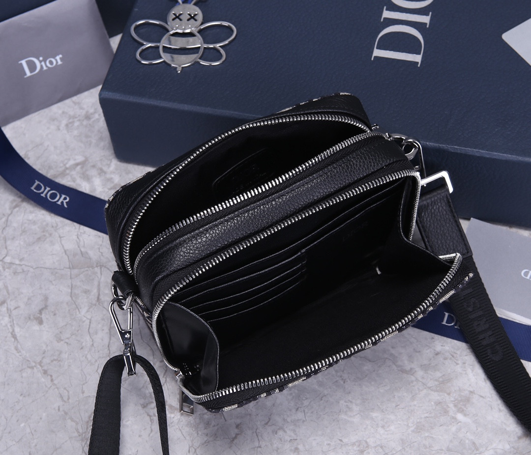D*0r Zipped Pouch with Strap 17×12.5×6cm
