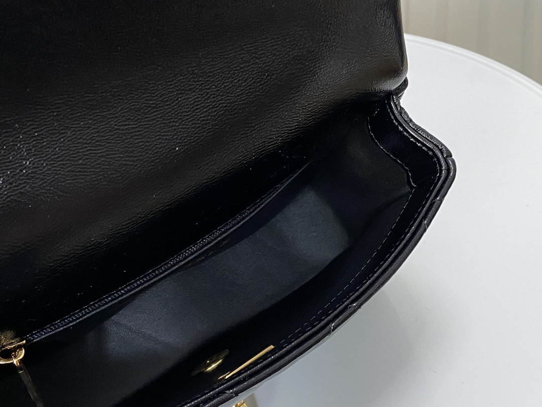 Ch*el WALLET ON CHAIN   19x13x7cm