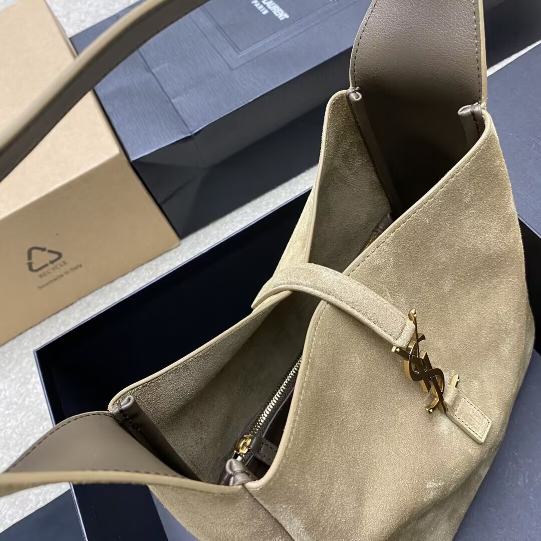 Y*L LE 5 À 7 S*pPLE IN SUEDE 23x22x8CM