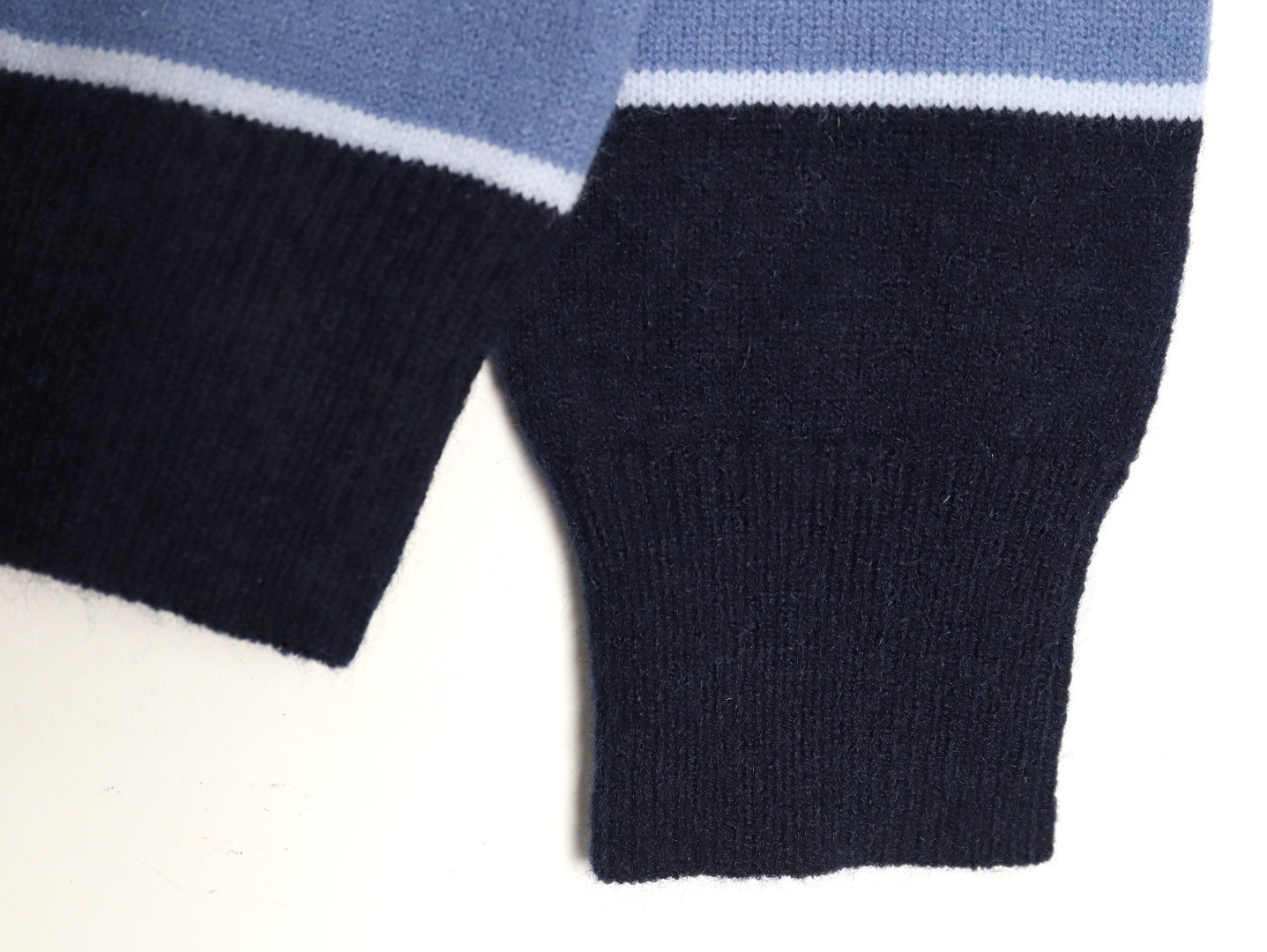 d*0r cd Di*m*nd sweaters