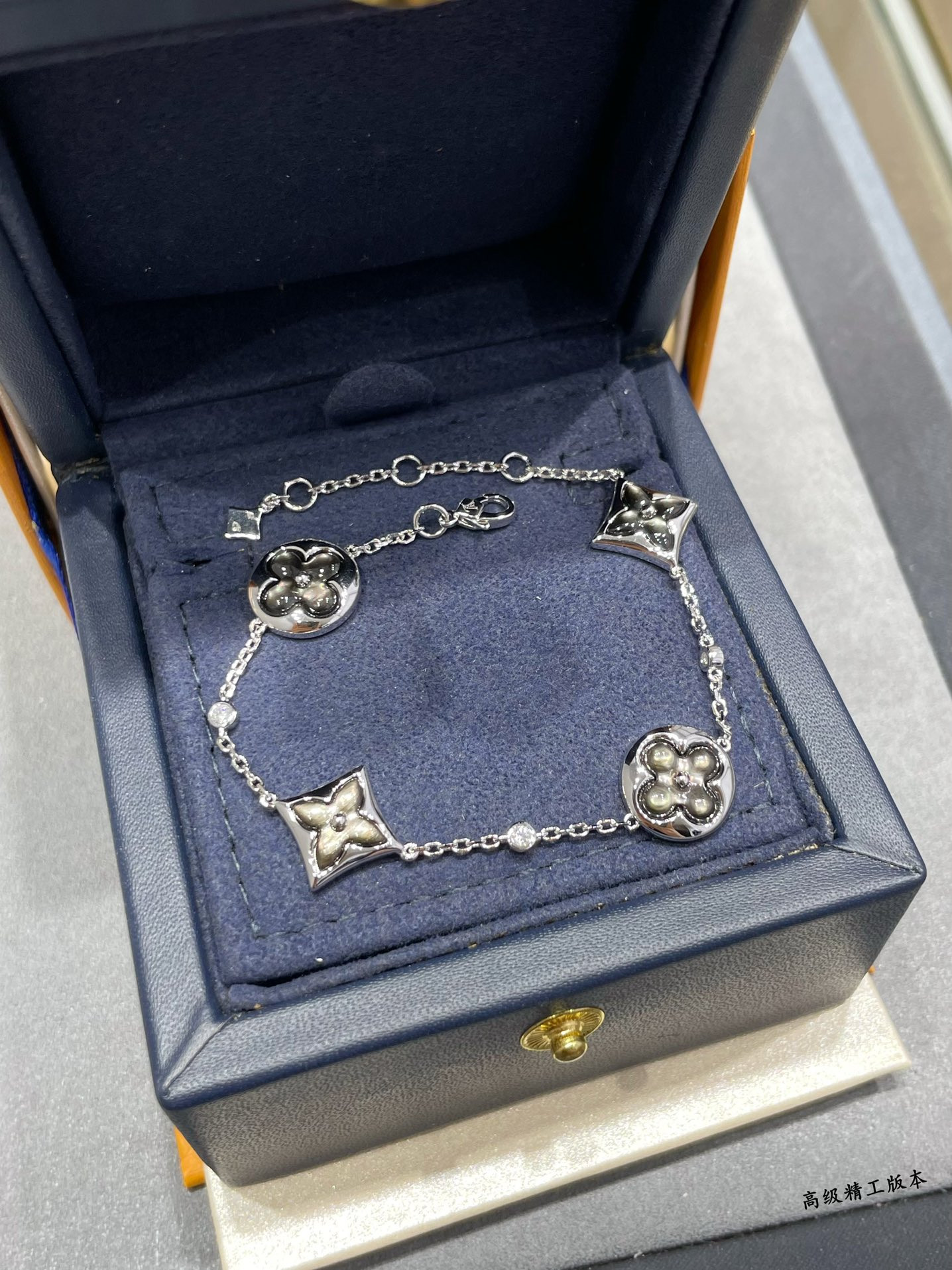 L0*is V*t0n Large Four-Flower Natural Gray Mother-of-Pearl Bracelet