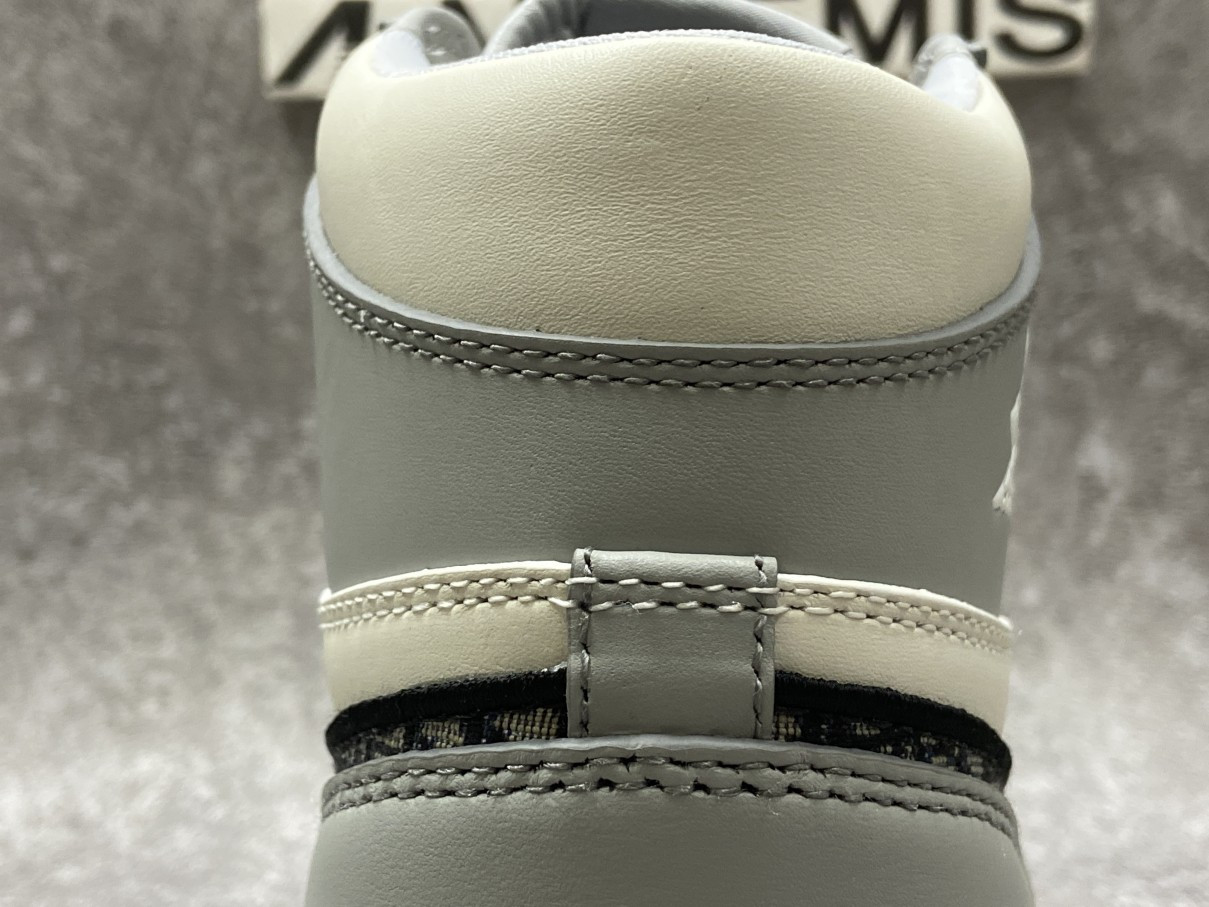 Air Jordan 1 Retro High D*0r (Blue Box Version)