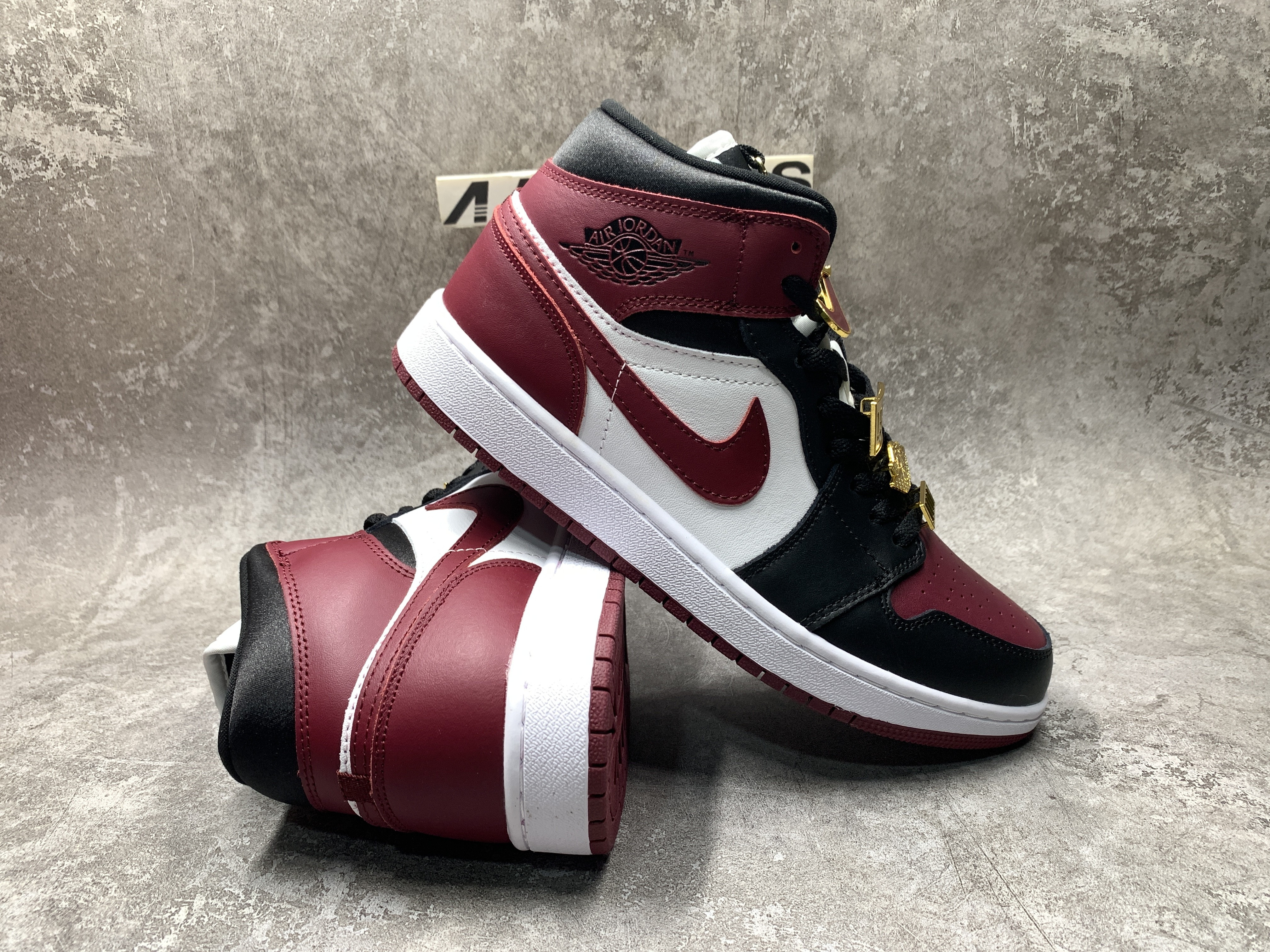 Air Jordan 1 Mid SE Black Dark Beetroot