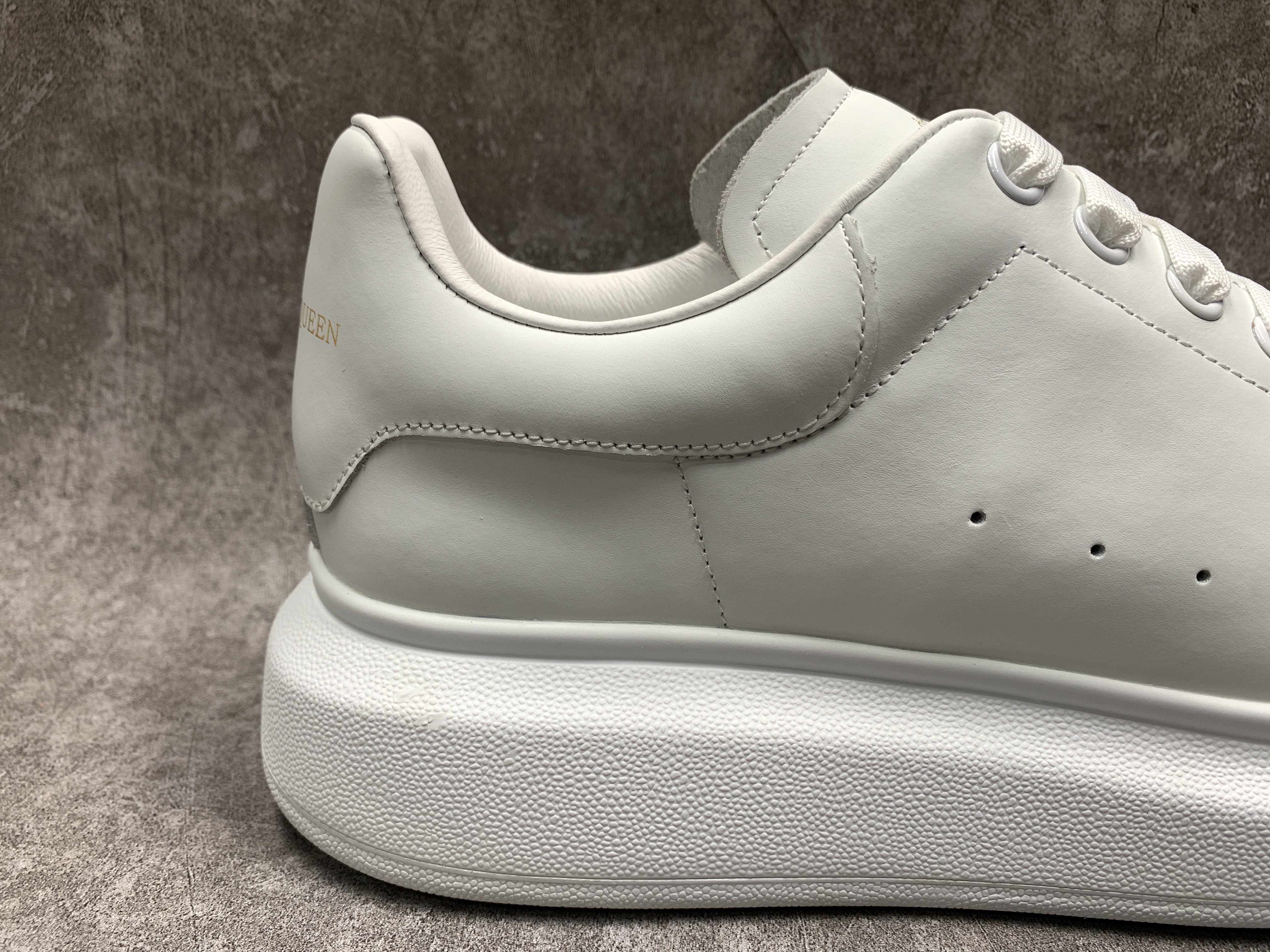 Ale*d*r M*Q*en Oversized White