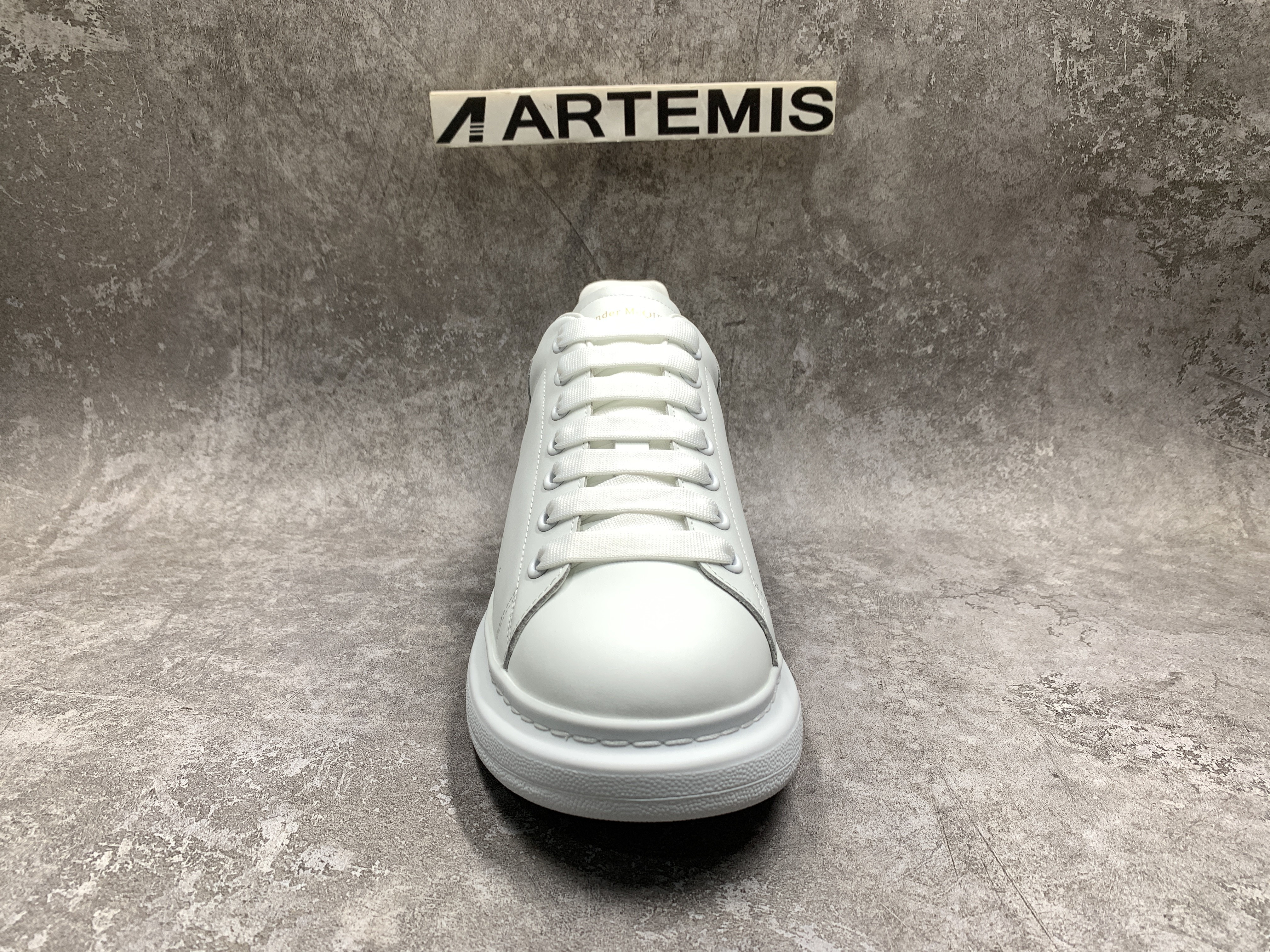 Ale*d*r M*Q*en Oversized White