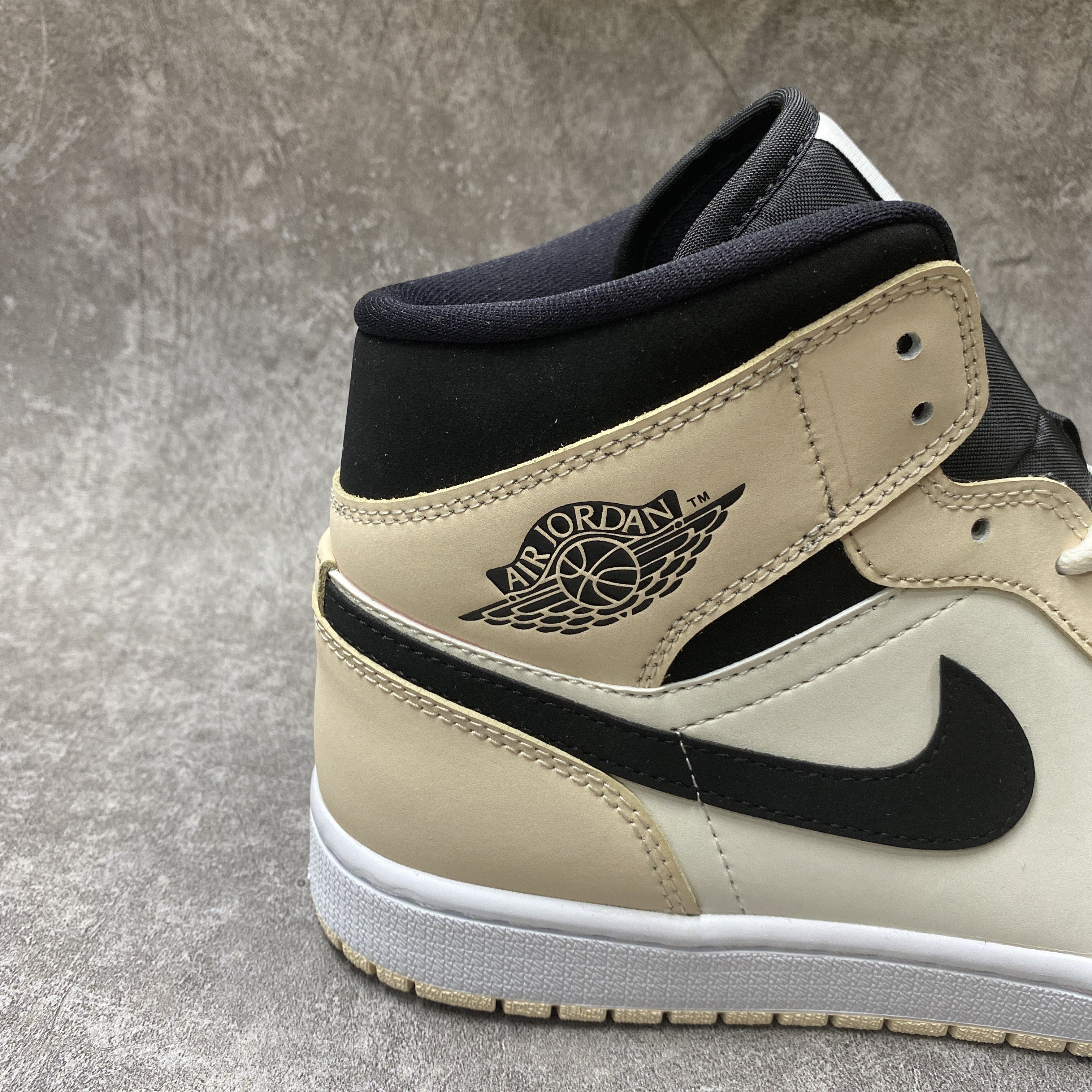 Air Jordan 1 Mid Barely Orange Light Viole