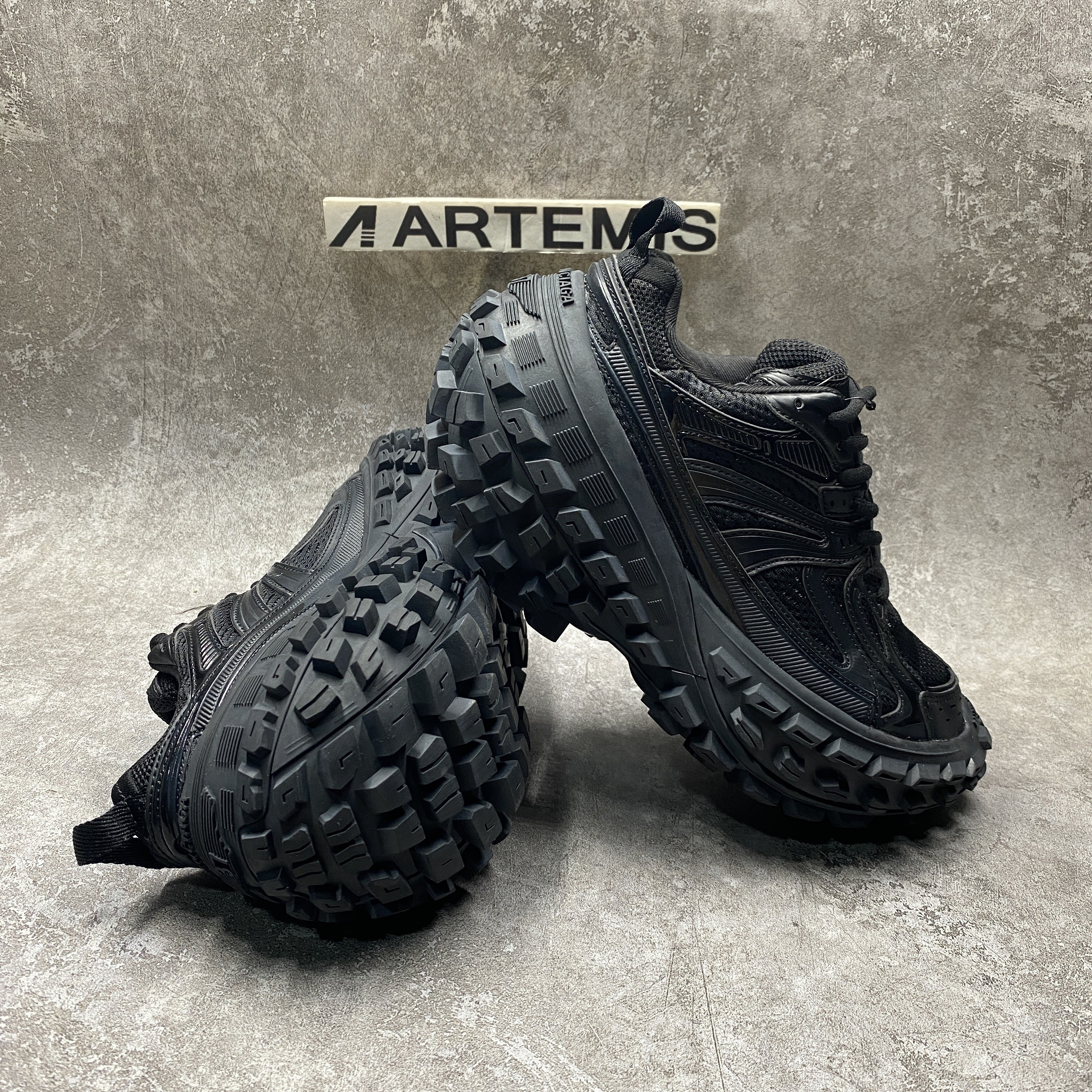 Balenciga Defender Black