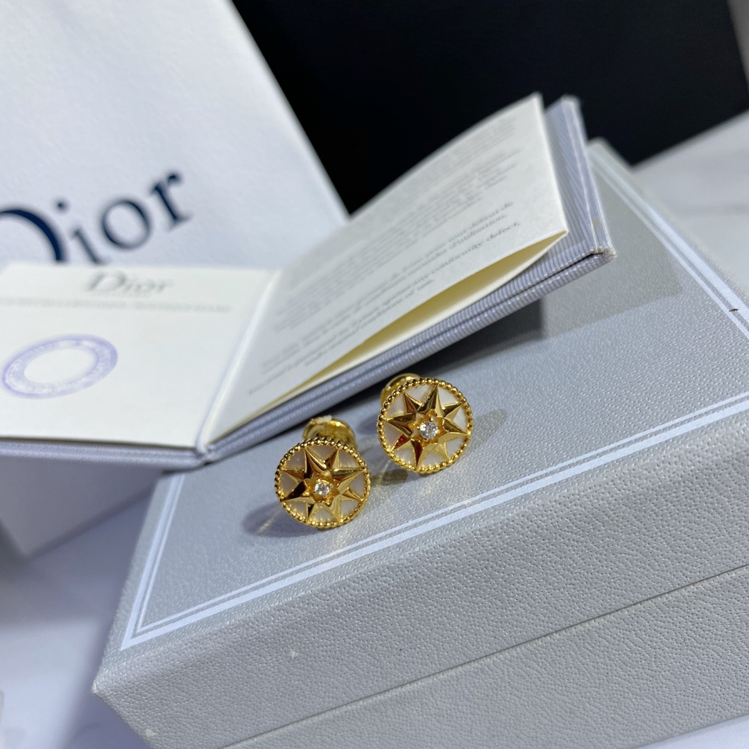 D*0r compass Stud Earrings