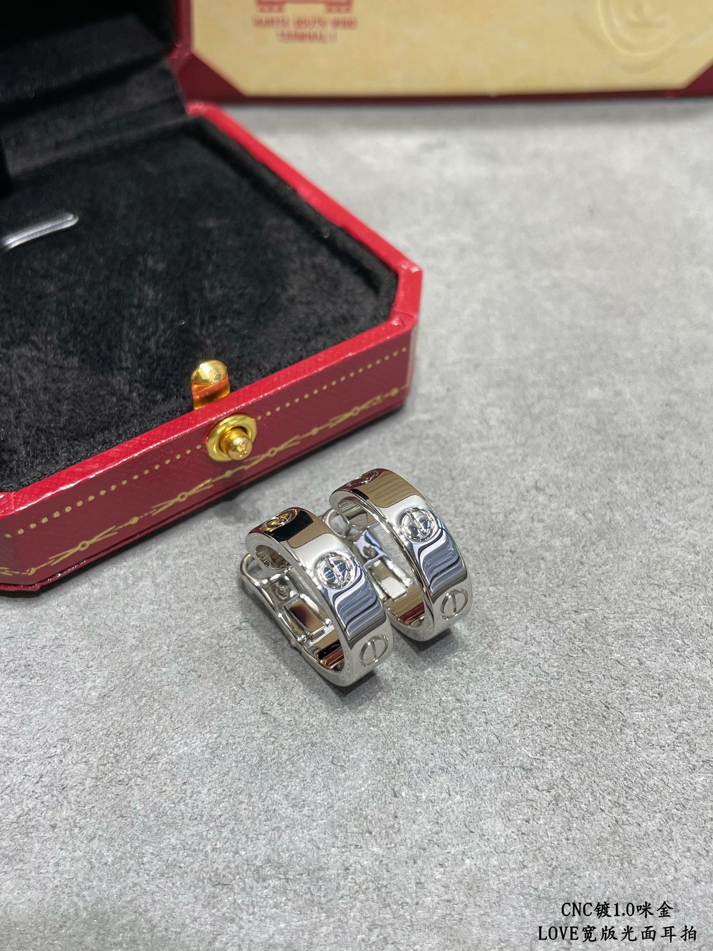 Ca*t*er Wide version smooth LOVE Earrings