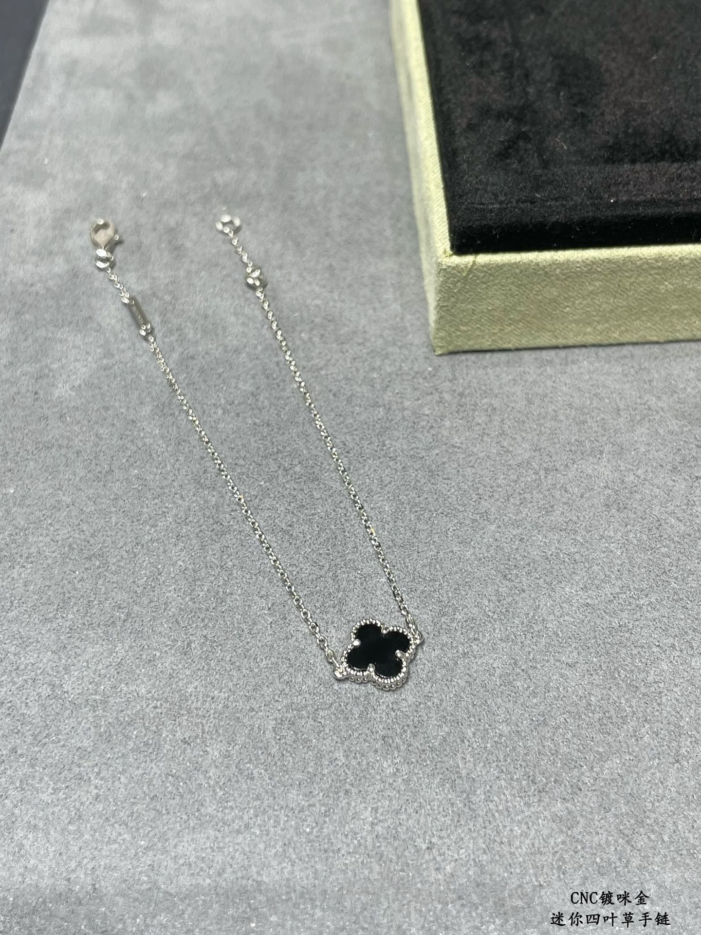 V*N CL*F & Arpels Mini High-grade Black Onyx Clover Bracelet