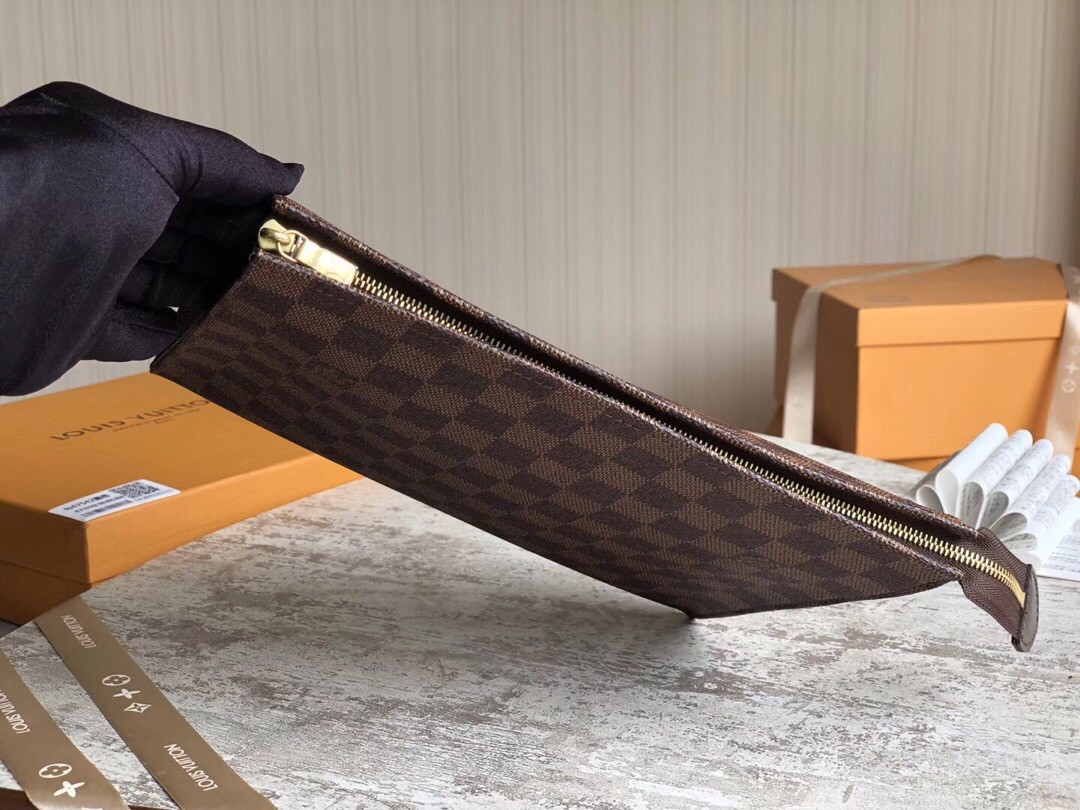 L0*is V*t0n LV TOILETRY POUCH 26 N47542