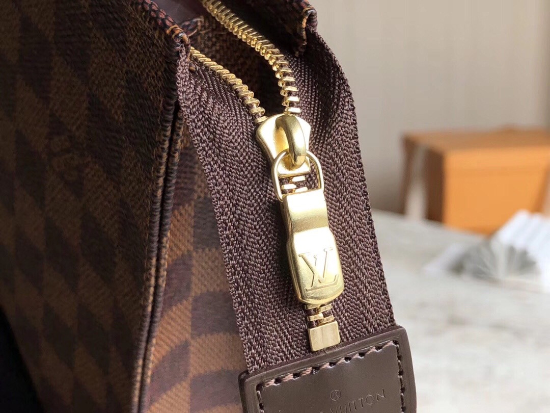 L0*is V*t0n LV TOILETRY POUCH 26 N47542