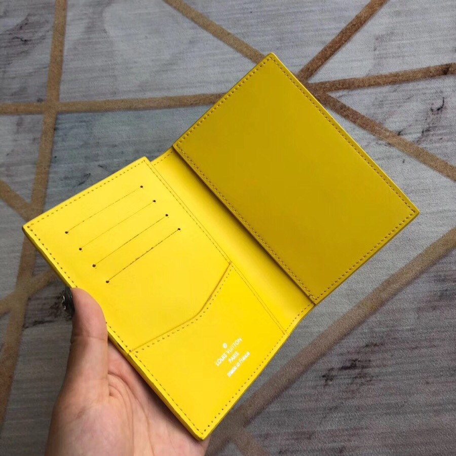 LV Passport cover  Size:10*14*2.5cm