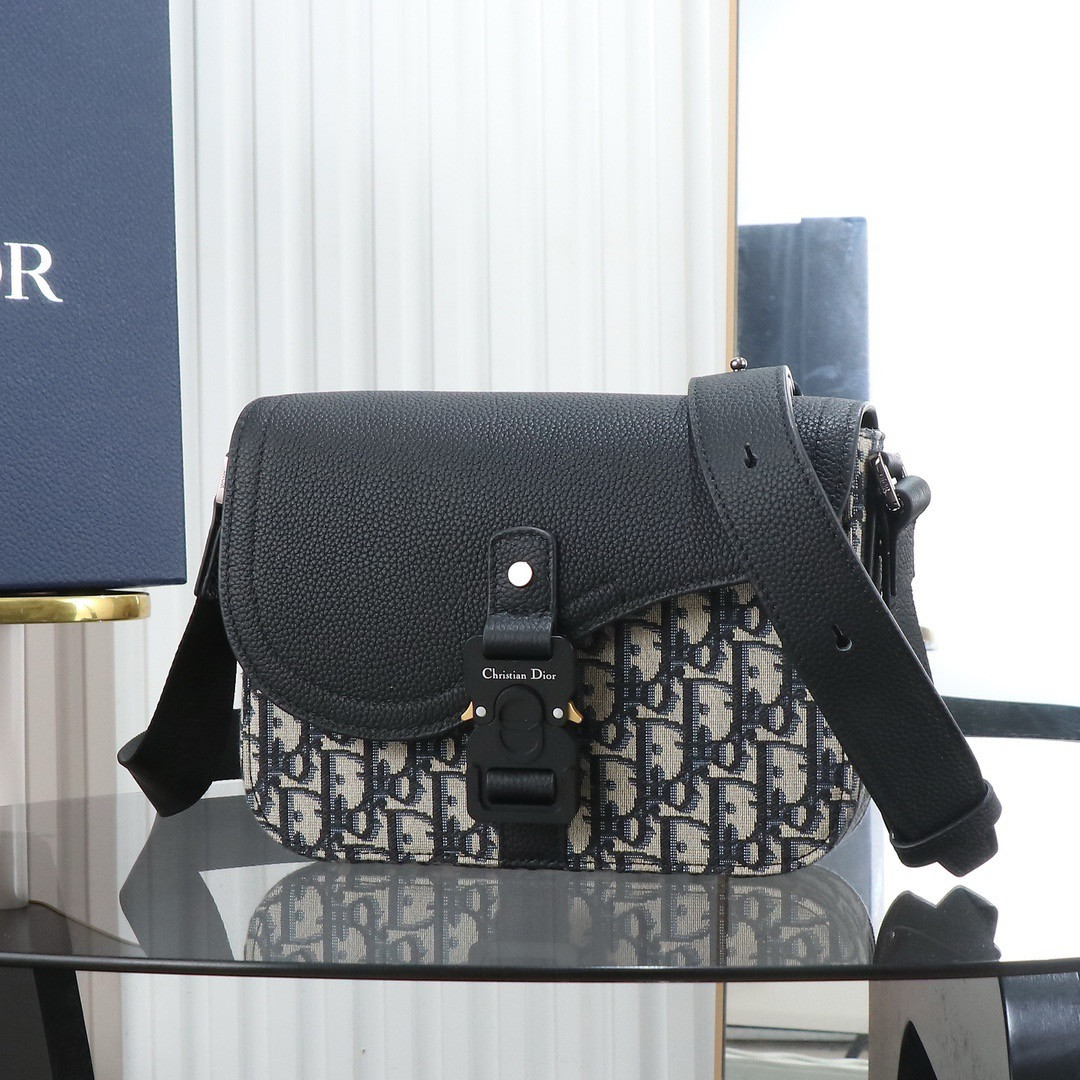 D*0r Saddle Messenger Bag with Flap 23 x18 x6cm