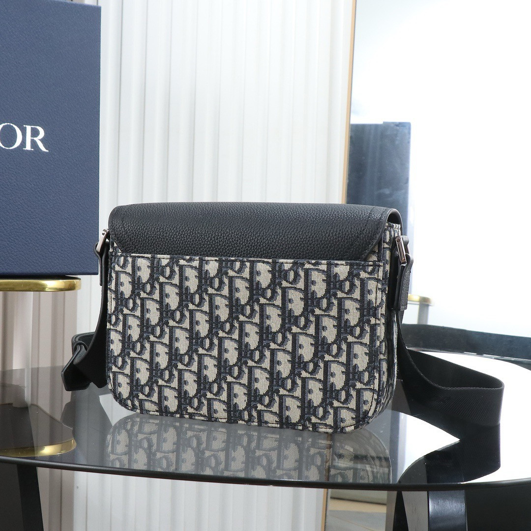 D*0r Saddle Messenger Bag with Flap 23 x18 x6cm