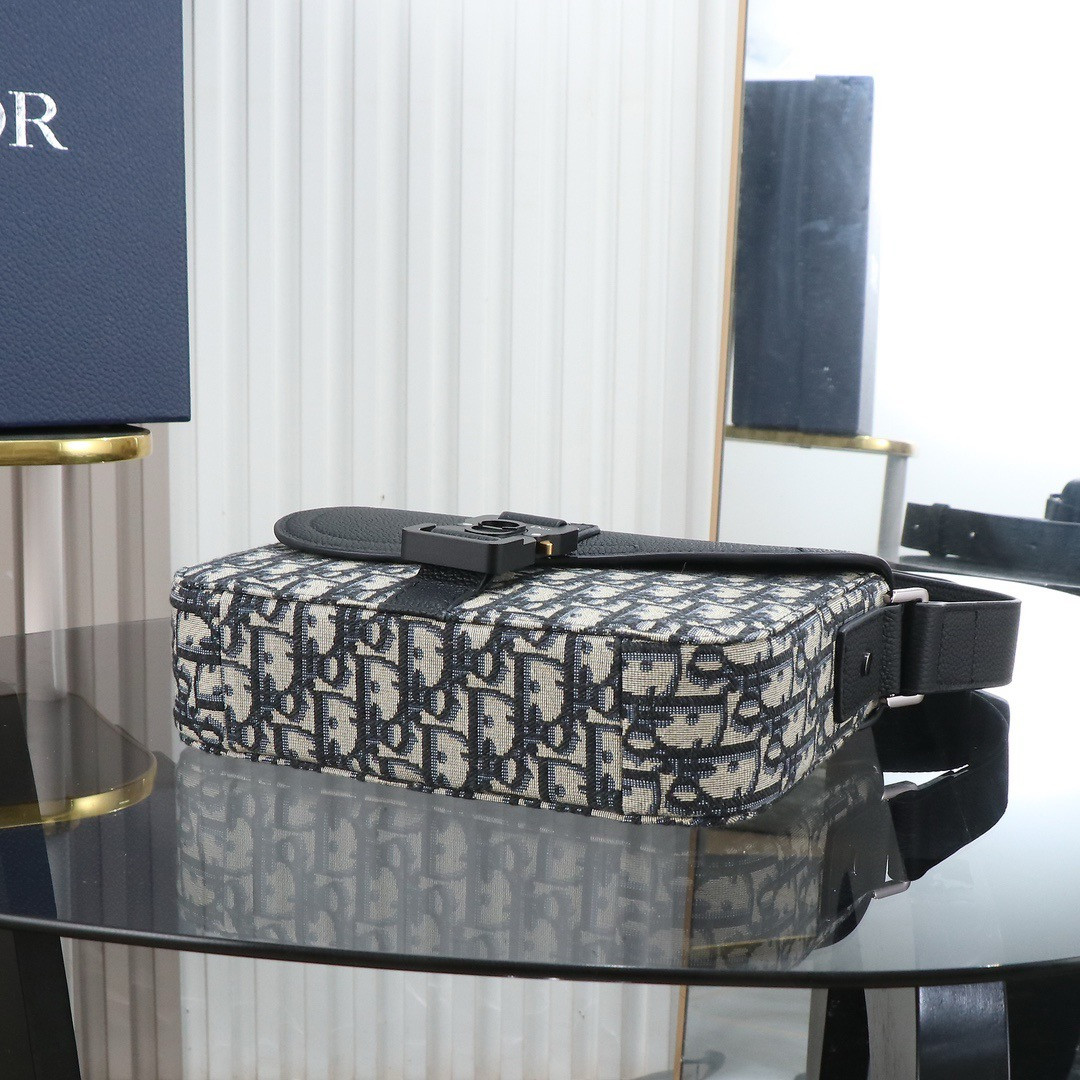 D*0r Saddle Messenger Bag with Flap 23 x18 x6cm