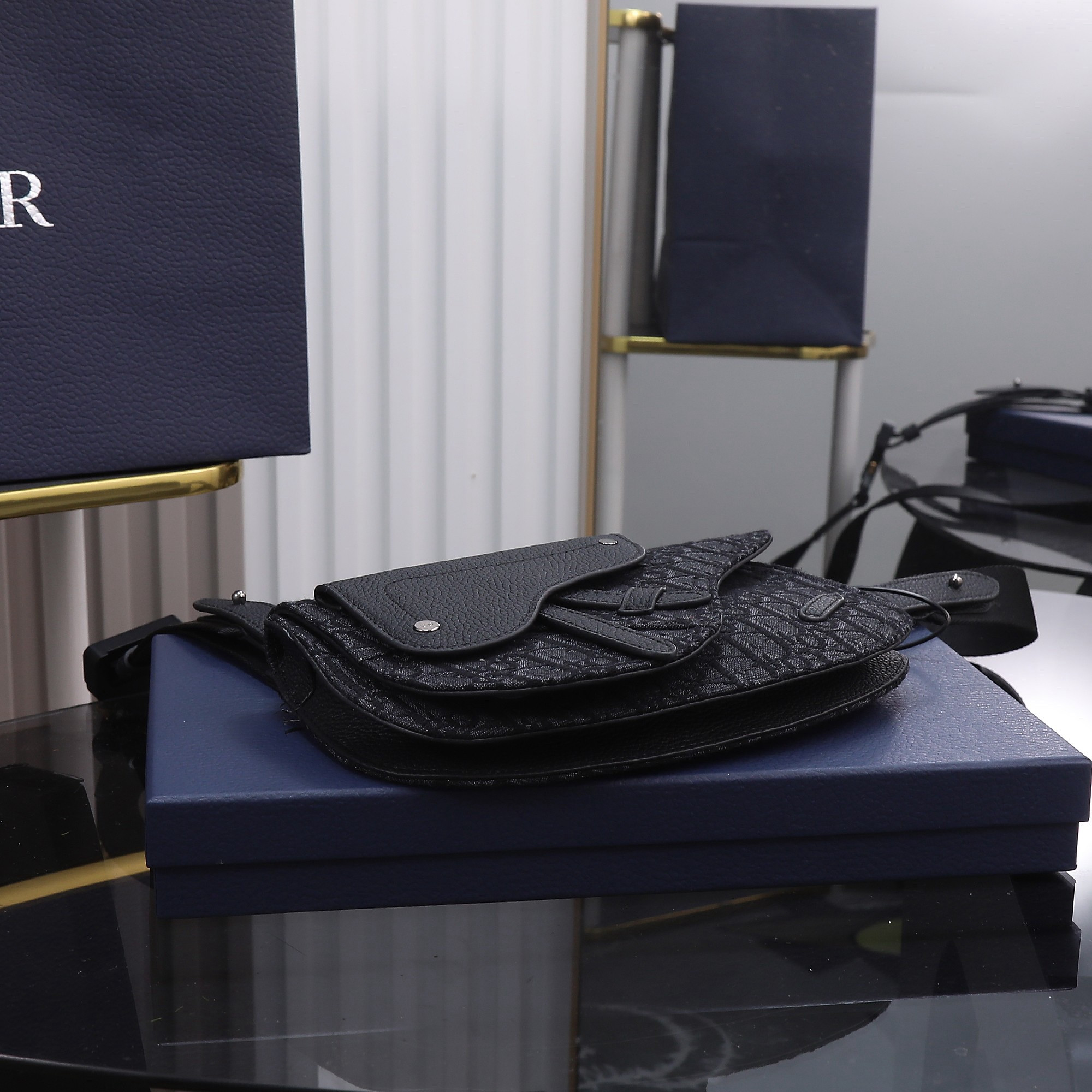 D*0r Saddle Messenger Bag with Flap 23 x18 x6cm