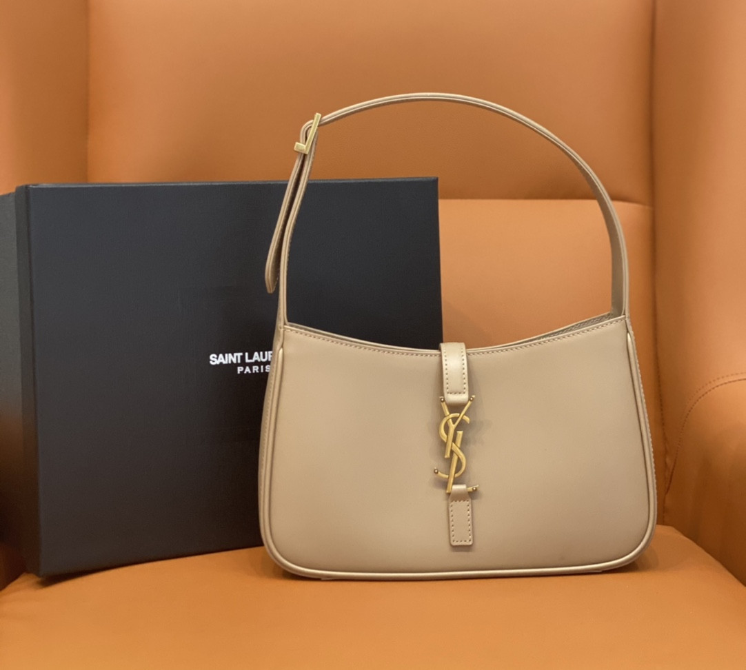 Y*L LE 5 À 7 IN SMOOTH LEATHER IVOIRE NATUREL 23 X 16 X 6.5 CM