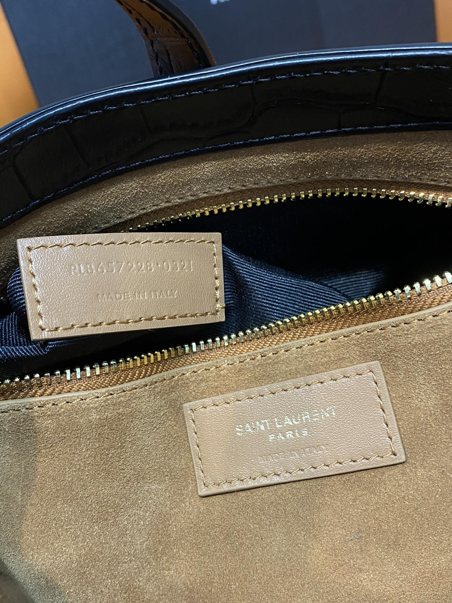 Y*L LE 5 À 7 IN CROCODILE-EMBOSSED SHINY LEATHER NOIR 23 X 16 X 6.5 CM