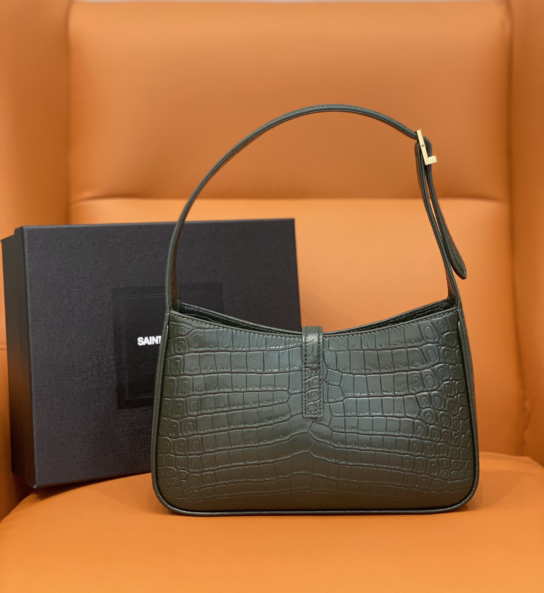 Y*L LE 5 À 7 IN CROCODILE-EMBOSSED SHINY LEATHER  23 X 16 X 6.5 CM