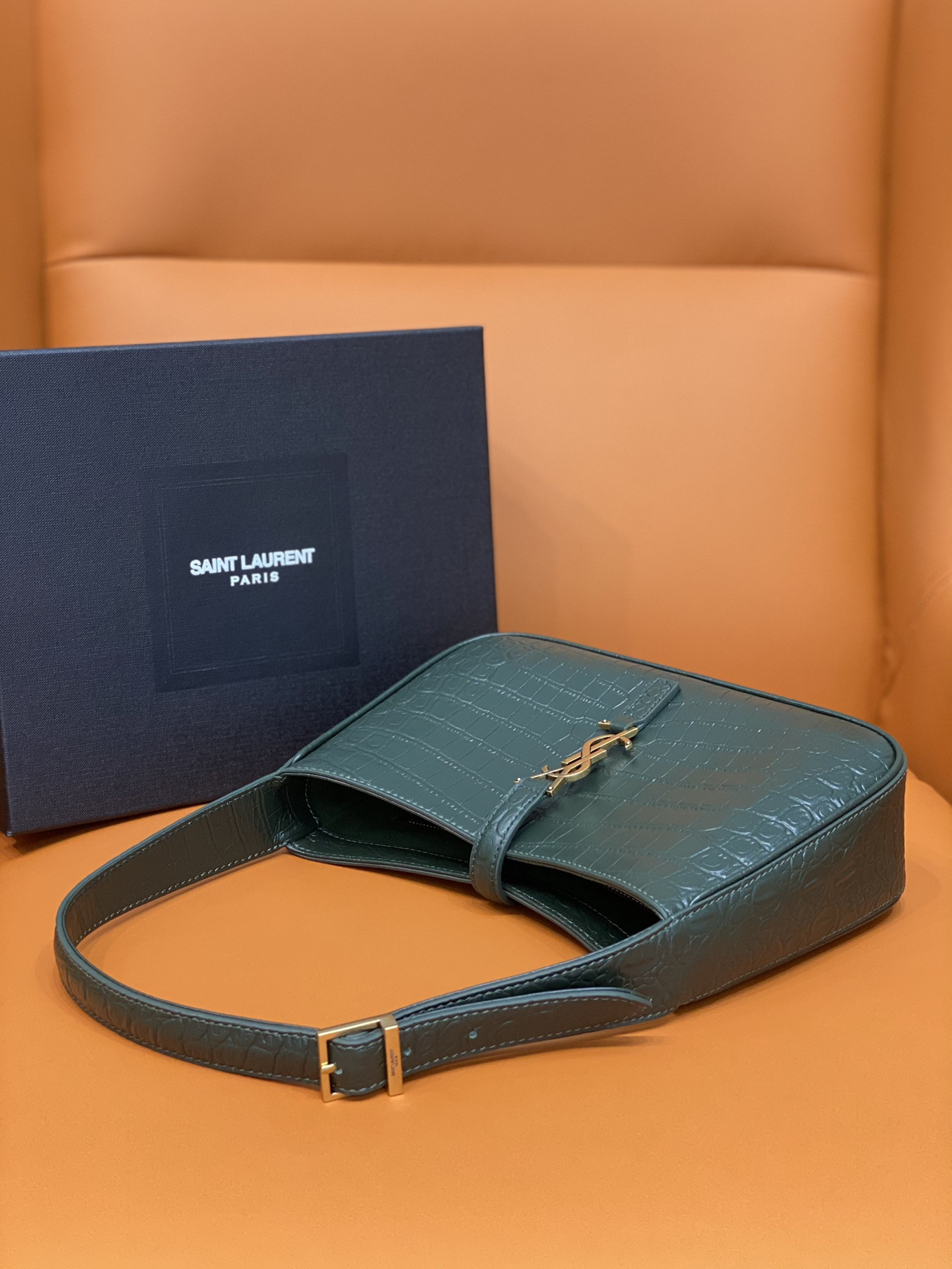 Y*L LE 5 À 7 IN CROCODILE-EMBOSSED SHINY LEATHER  23 X 16 X 6.5 CM