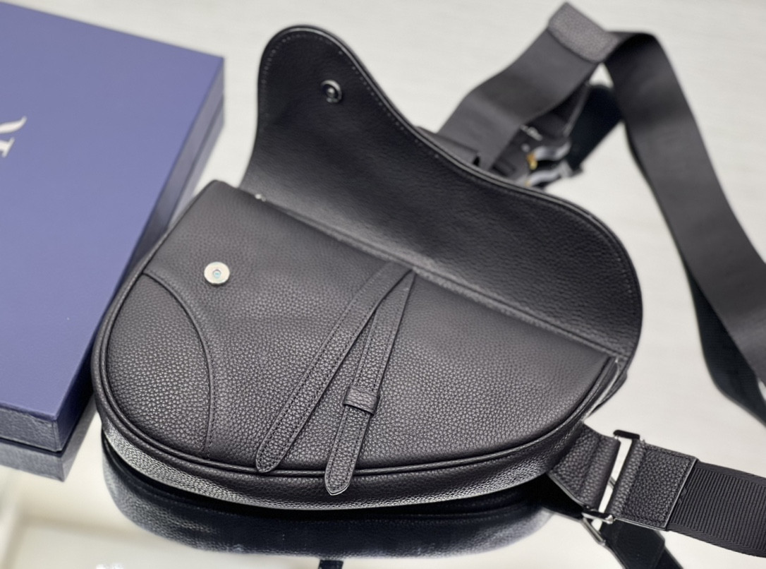 Ch**an D*0r X SHAWN STUSSY Grained Calfskin Saddle 26 x 19 x 4.5 cm