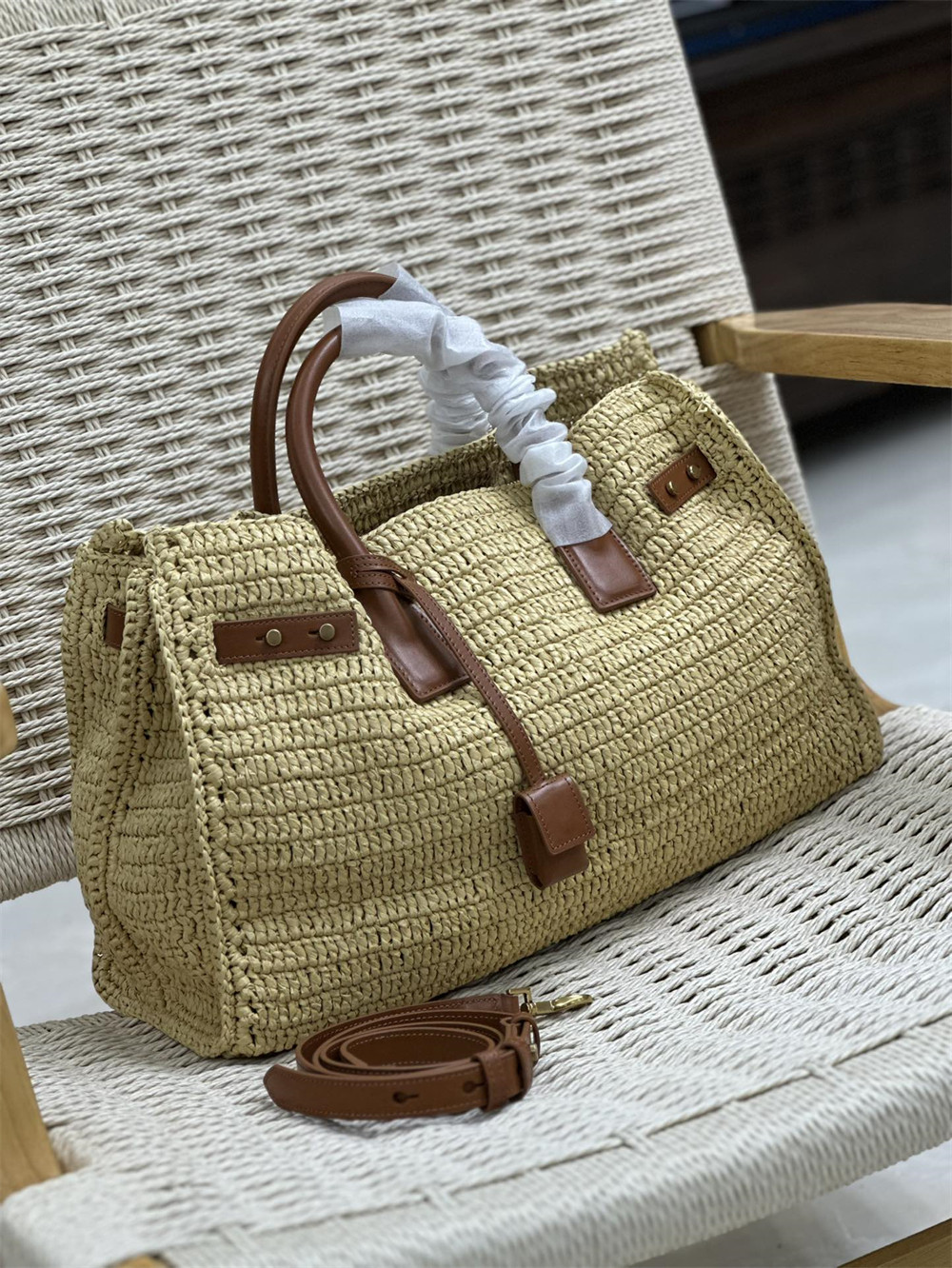 Y*L SAC DE JOUR MEDIUM S*pPLE IN RAFFIA AND VEGETABLE-TANNED LEATHER NATUREL AND BRICK