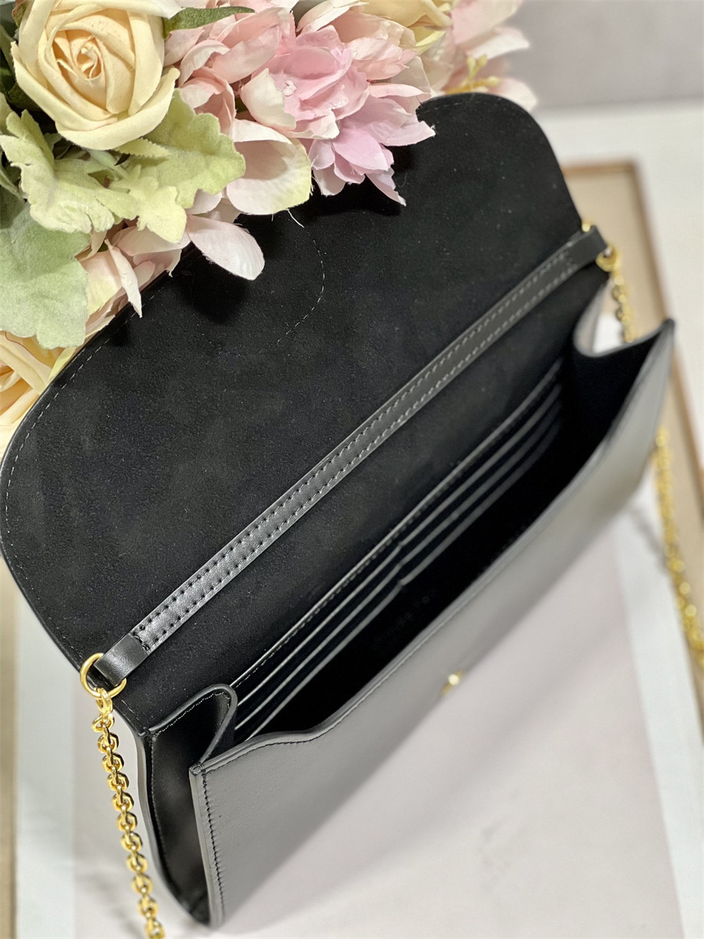 D*0r BOBBY EAST-WEST POUCH WITH CHAIN Latte Smooth Calfskin Black