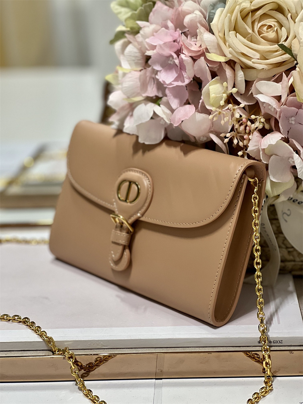 D*0r BOBBY EAST-WEST POUCH WITH CHAIN Latte Smooth Calfskin Amber