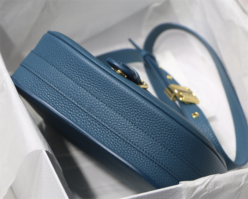 MEDIUM D*0r BOBBY BAG Blue Grained Calfskin