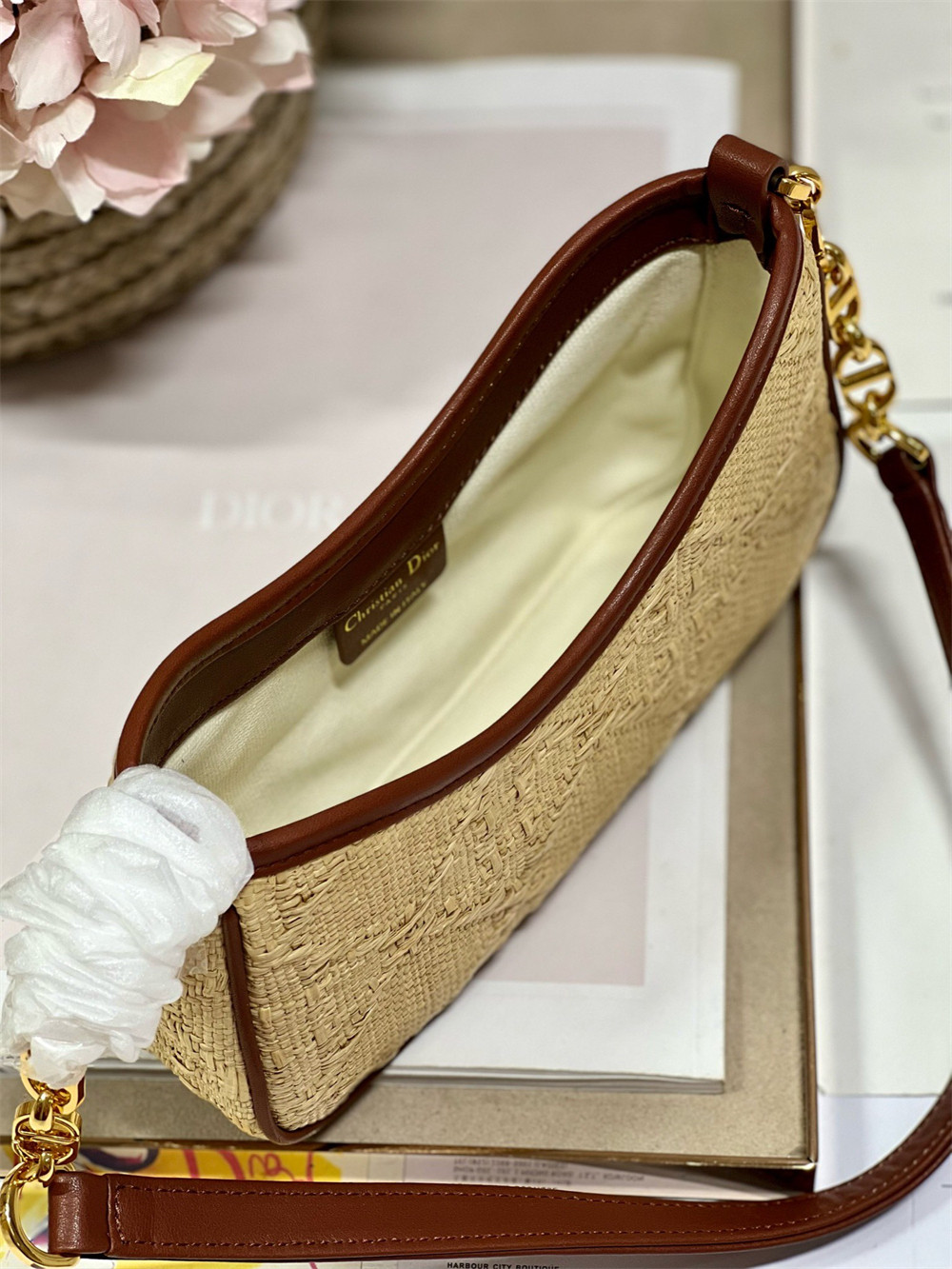 D*0r 30 Montaigne Avenue weav 22.5 x 12.5 x 6.5 cm